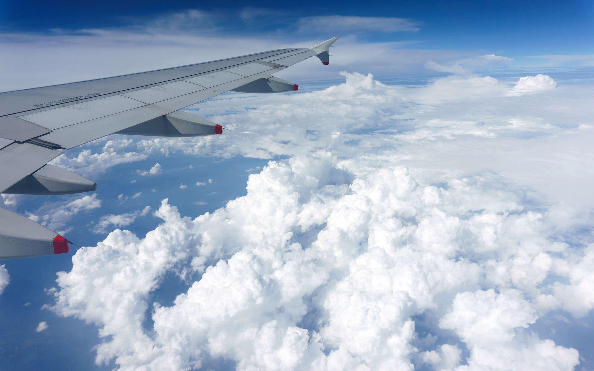             Digital behang Vliegtuig boven de wolken - Matte gladde fleece
        