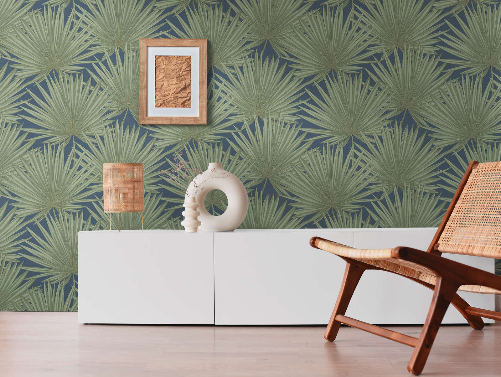             Papel pintado no tejido con hojas de palmera sobre un fondo sutil - verde, azul
        