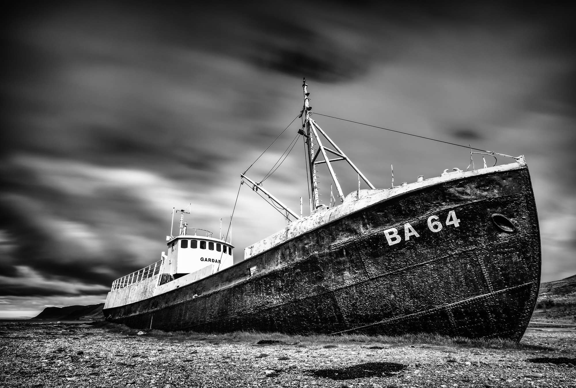             Photo wallpaper stranded shipwreck - black and white
        