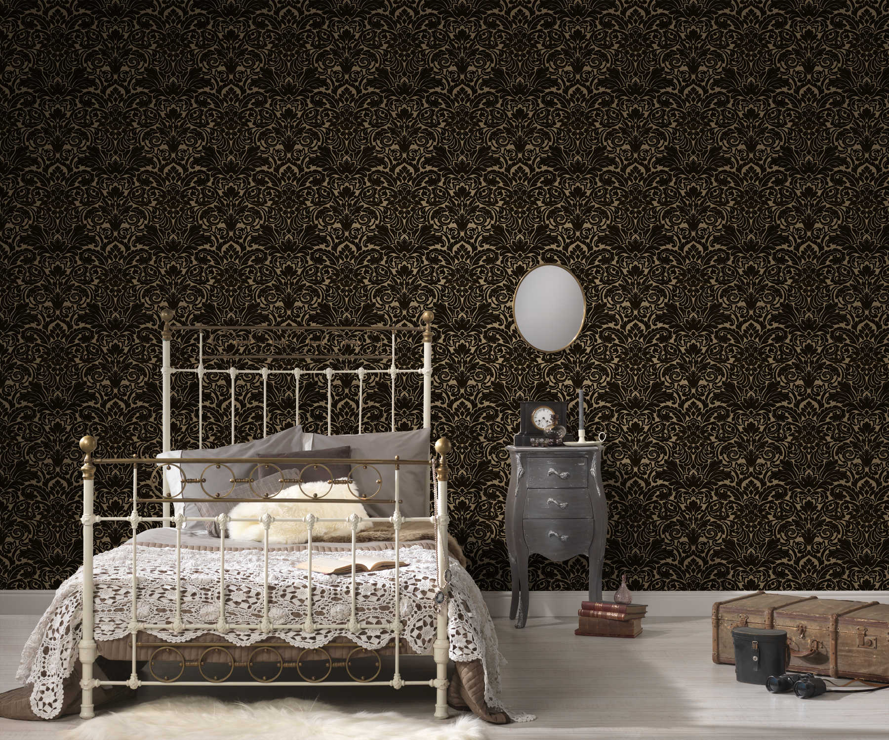             Barok behang met textiel gevoel & goud effect - zwart
        