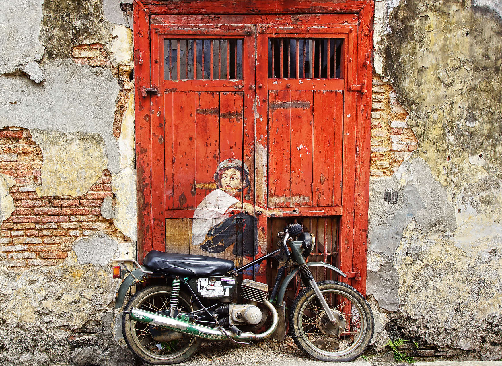             Papel Pintado Puerta Vintage con Pared y Moto - Rojo, Beige
        