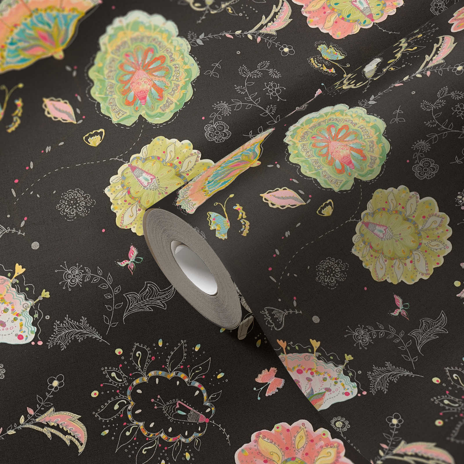             Non-woven wallpaper with floral pattern and light glossy texture - black, green, colourful
        
