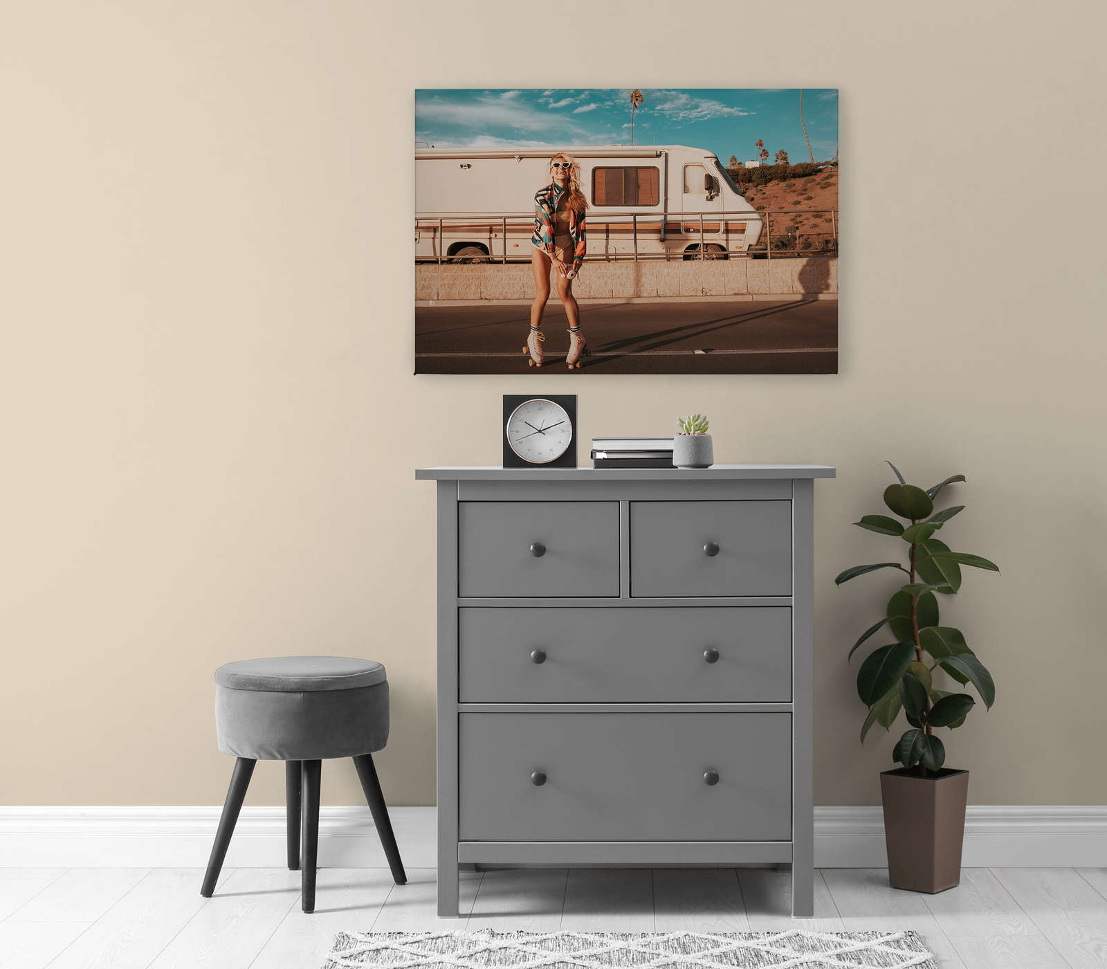             Canvas schilderij met Skater Girl en Camper in Summer Vibe - 0.90 m x 0.60 m
        