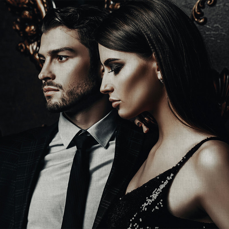 Black tie 1 - Couple romantique comme Papier peint panoramique sur texture de lin naturel - cuivre, noir | Nacré intissé lisse
