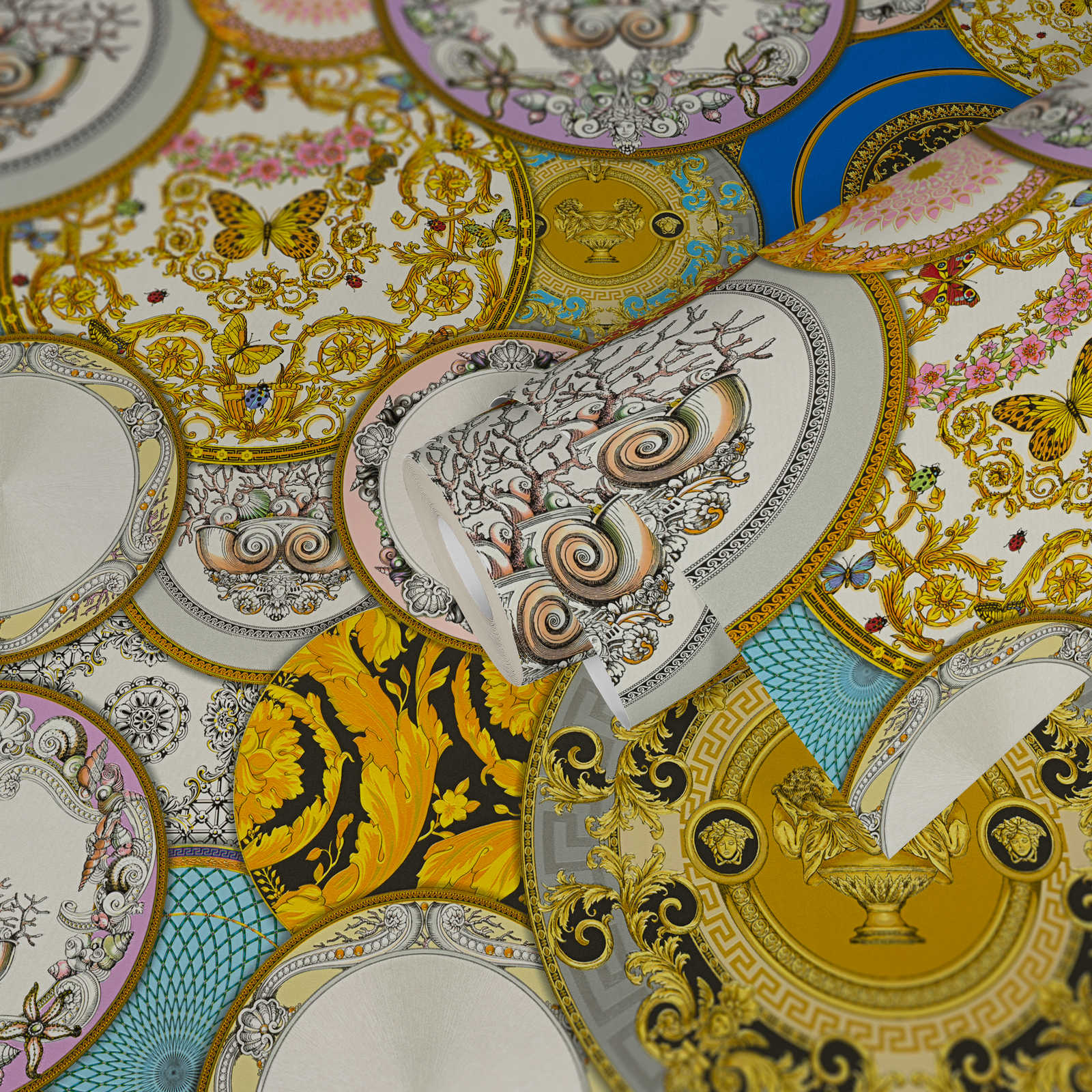             Papel pintado VERSACE con diseño de medallas y efecto dorado - multicolor, metálico
        