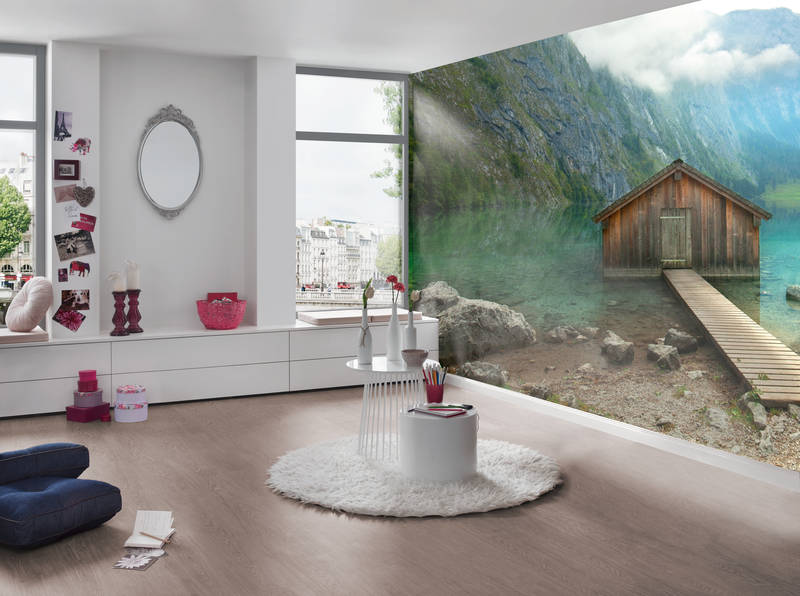             Papier peint panoramique Cabane de montagne & lac avec passerelle en bois & panorama sur les sommets
        