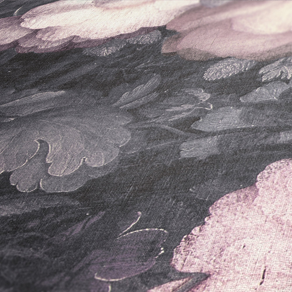             Papel pintado floral estilo pintura, aspecto de lienzo - gris, rosa, negro
        