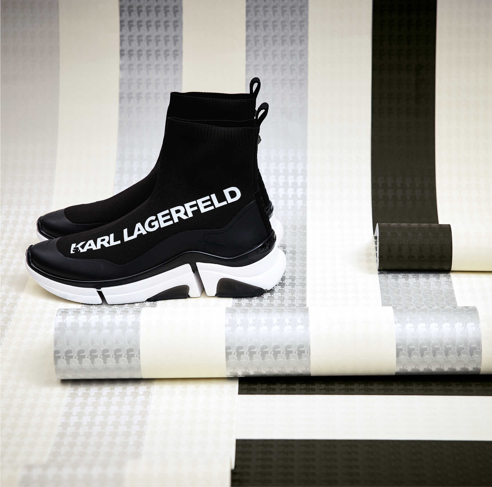             Carta da parati Karl LAGERFELD con motivo a righe e texture - nero, bianco
        