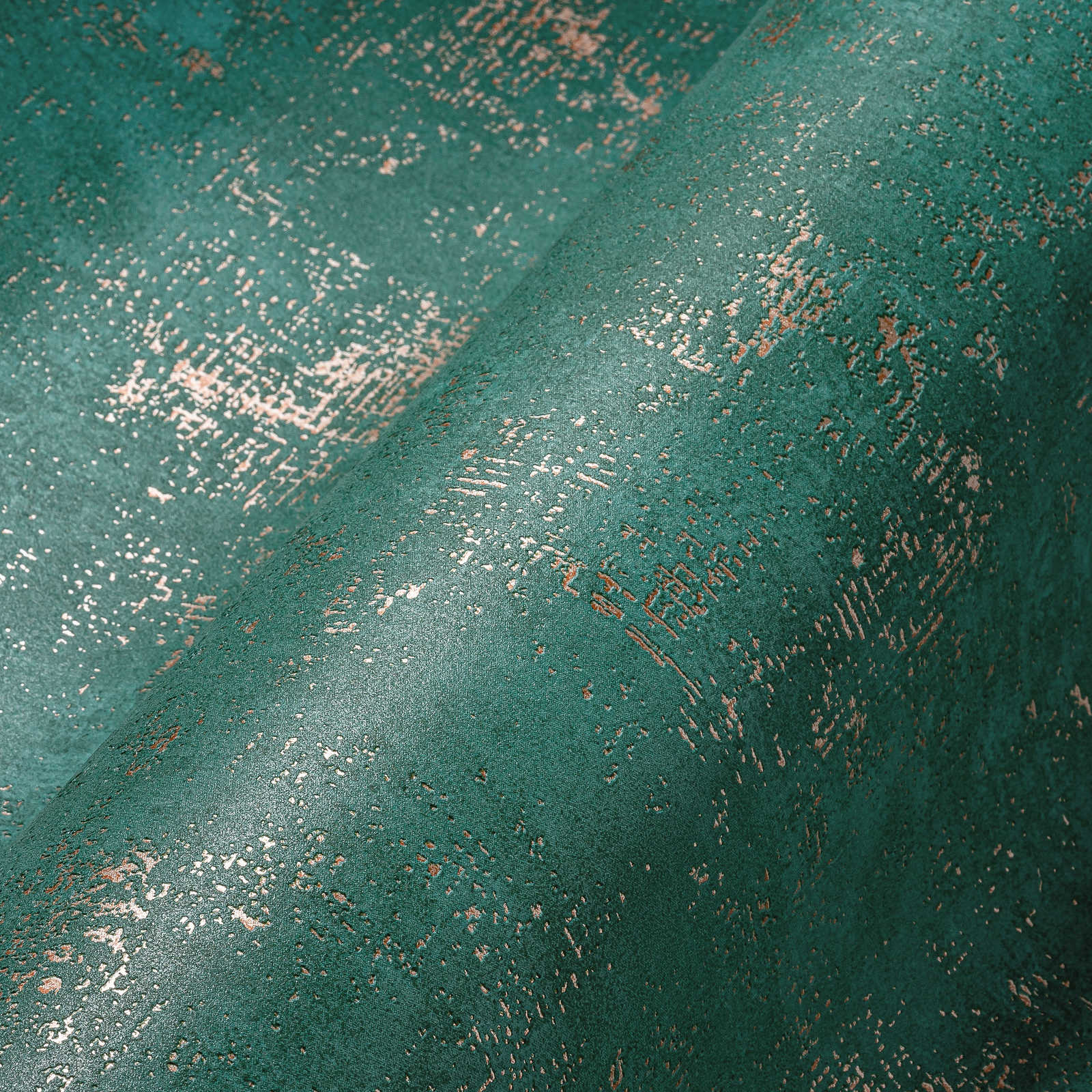             Carta da parati verde scuro con texture ed effetto metallico
        