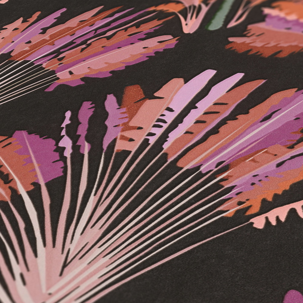             Papier peint noir avec motif de palmiers violets
        
