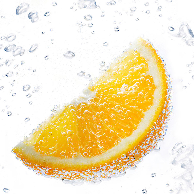 Digital behang Sinaasappel in sprankelend water - Mat glad vlies
