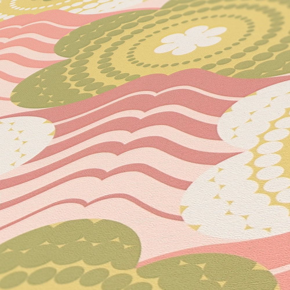             Papel pintado con ondas y flores de estilo retro sobre papel pintado ligeramente texturizado - rosa, verde, crema
        