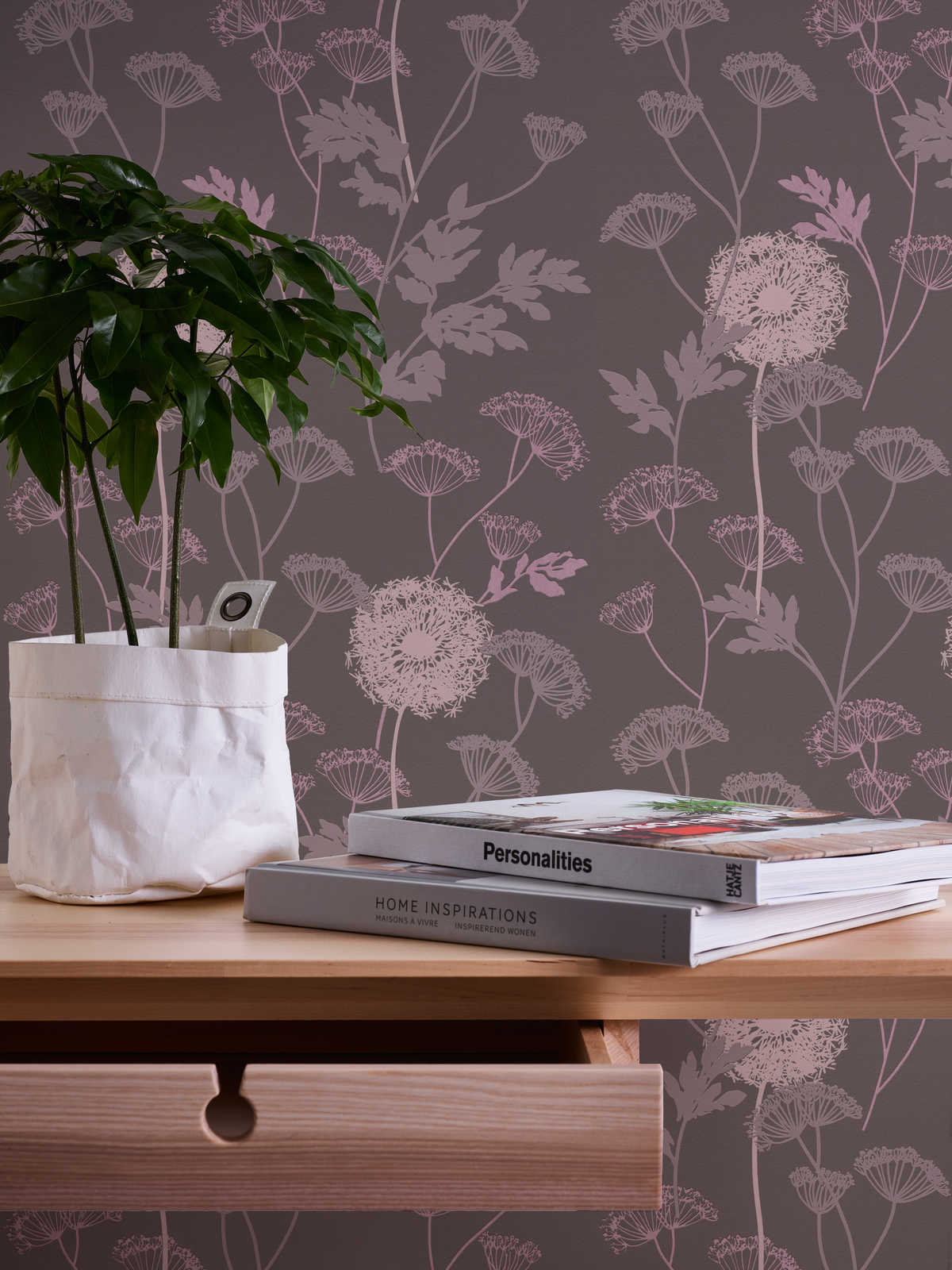             Textured wallpaper with floral pattern in warm colours - brown, pink, beige
        
