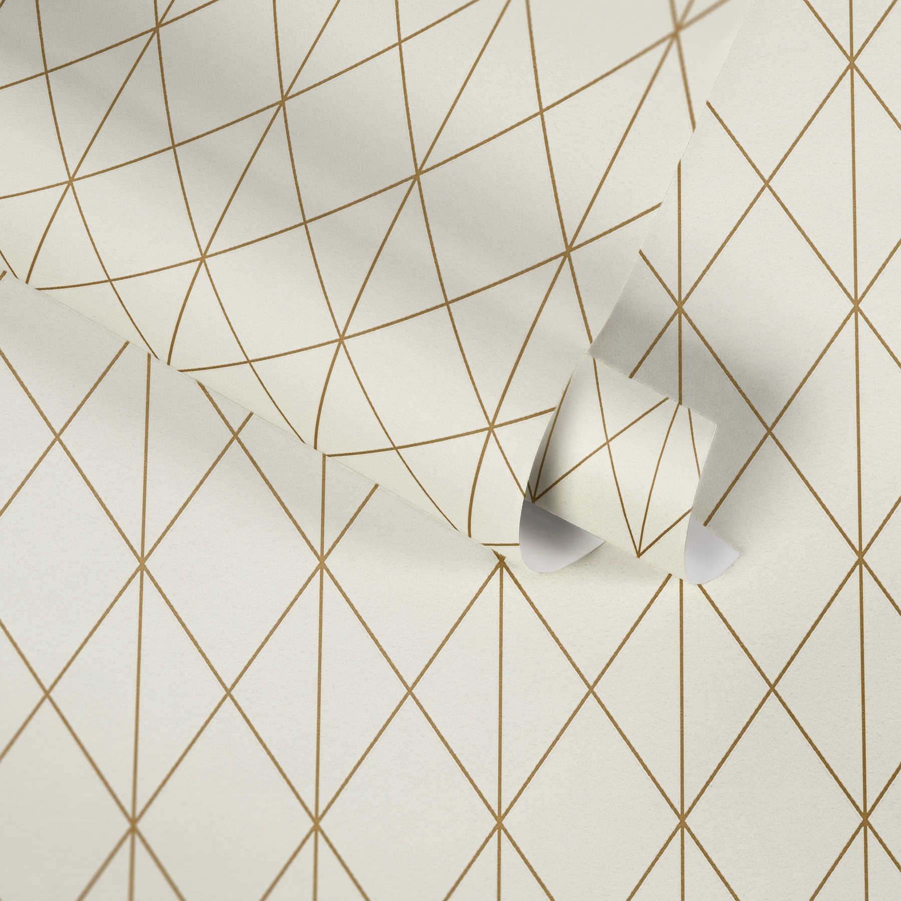             Papel pintado no tejido con diseño de líneas doradas y rombos - crema
        