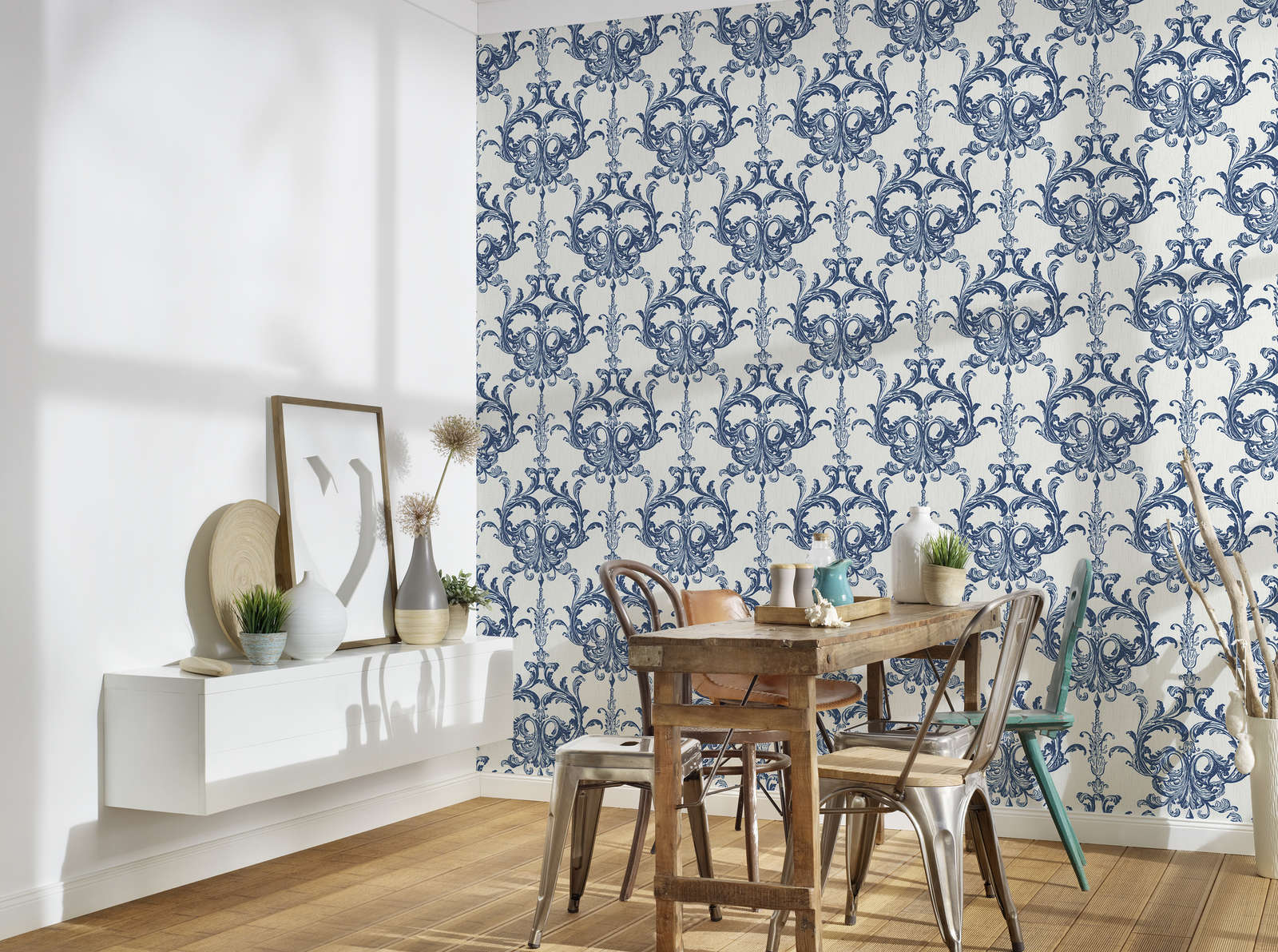             Ornament wallpaper with climbing pattern - blue, white
        