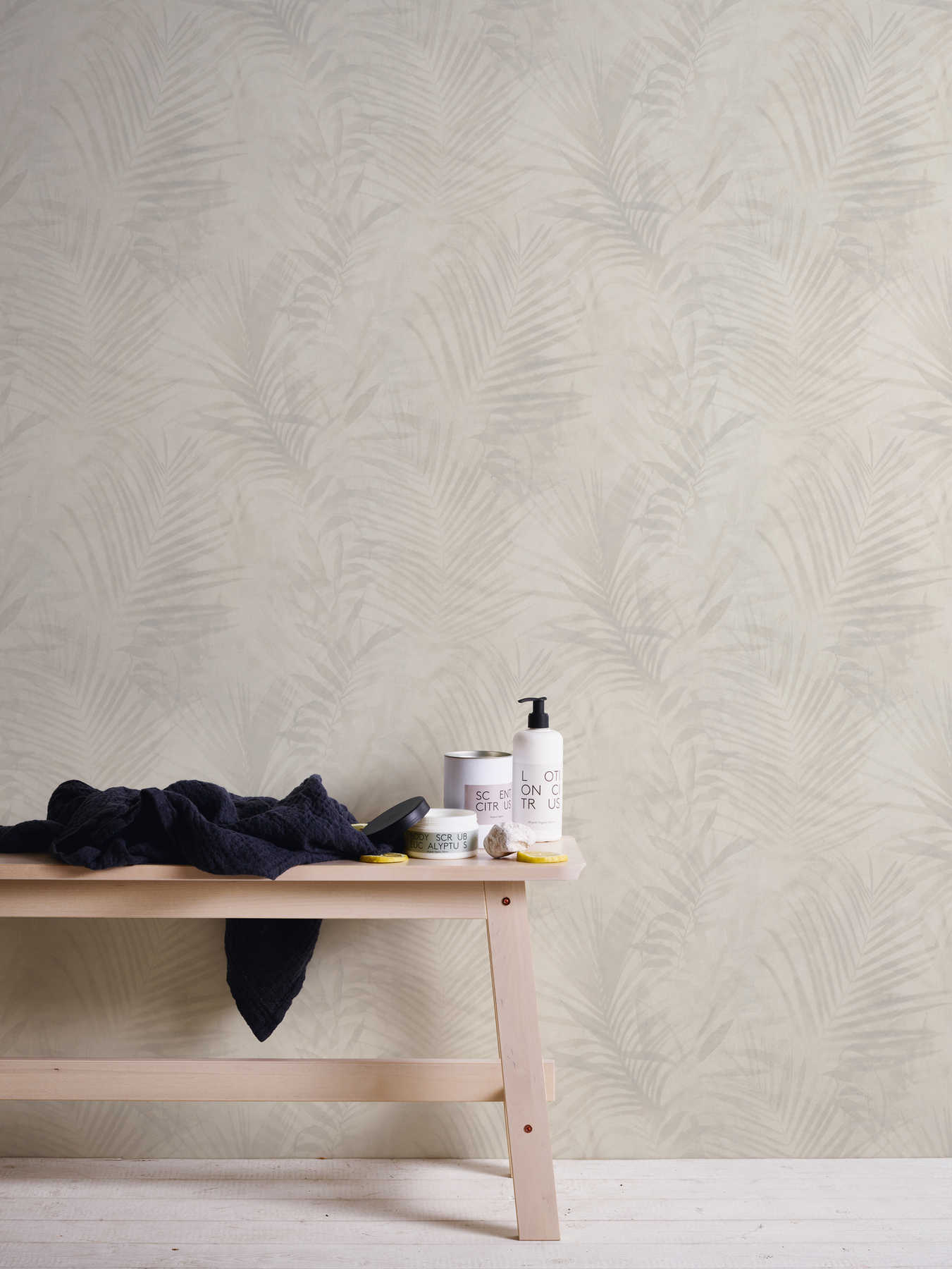             papel pintado con motivos de palmeras en aspecto de lino - beige, crema, gris
        