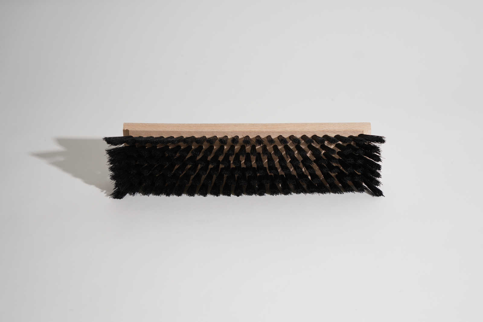             Behangersborstel 23,5cm x 6cm gemaakt van hout met synthetische haren
        