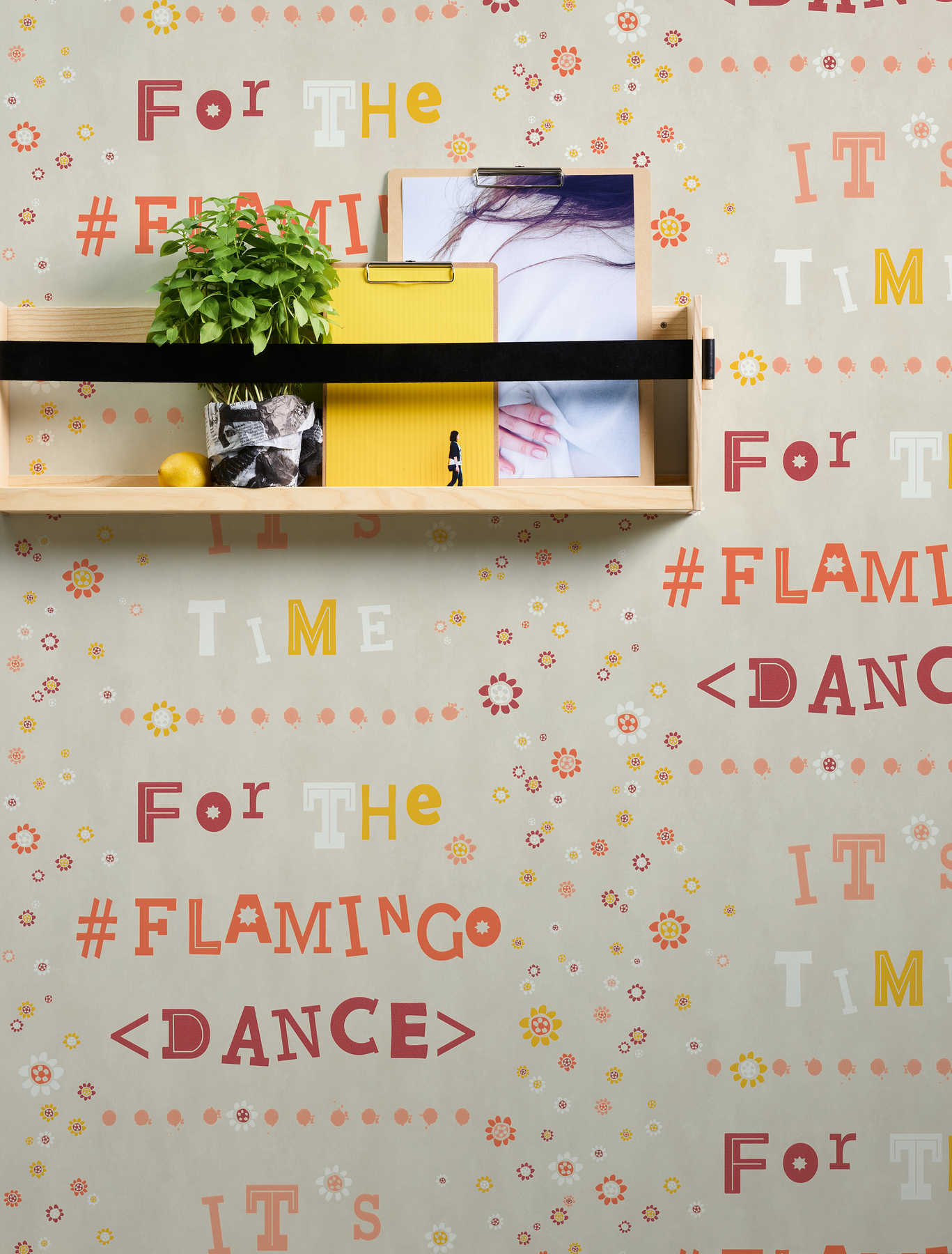             Vliesbehang flamingo & bloemen met letter design - beige, oranje
        