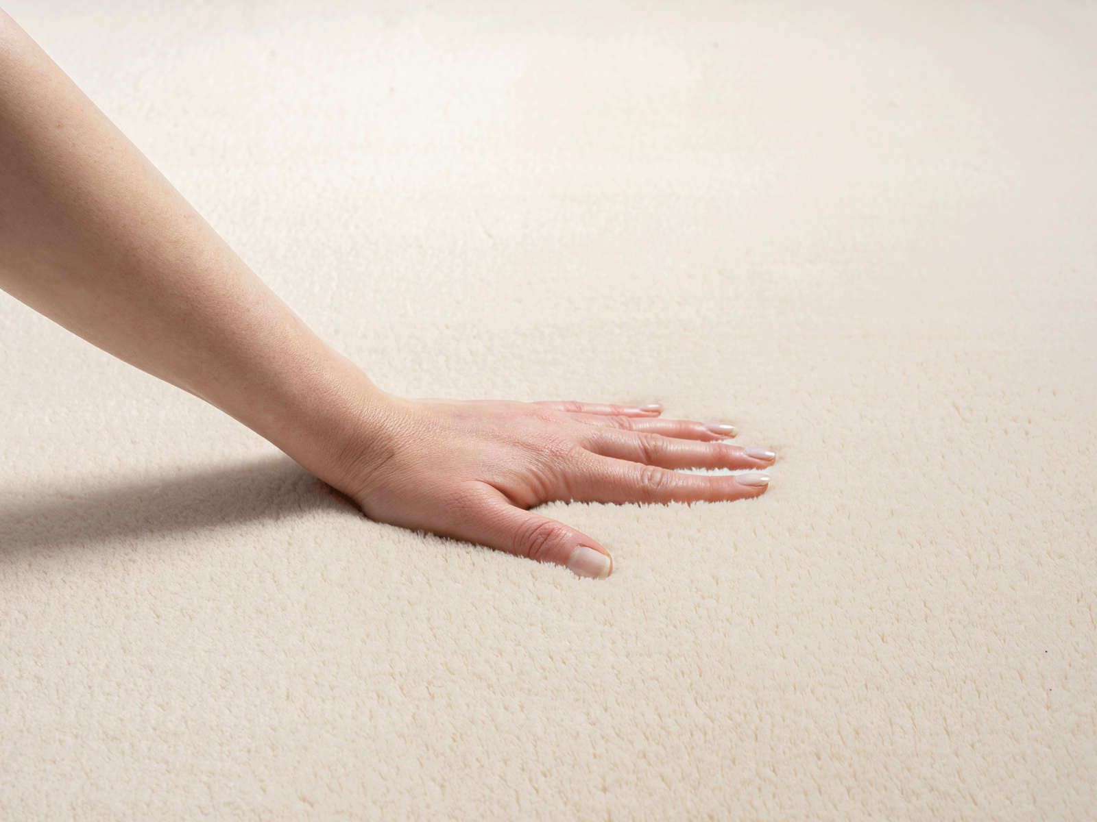             Soft high pile carpet in beige - 170 x 120 cm
        