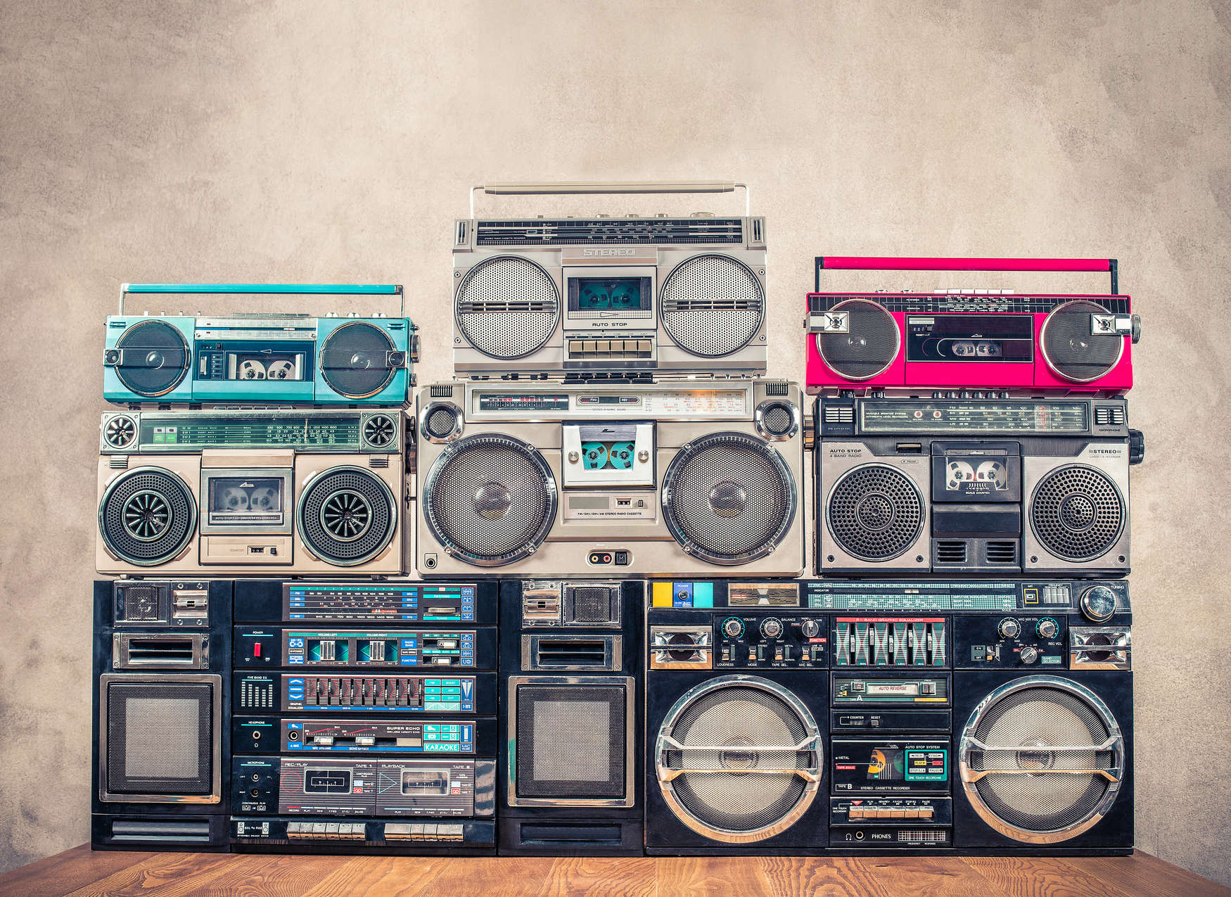             Digital behang Radio's op houten tafel voor de muur - Gekleurd, Beige
        