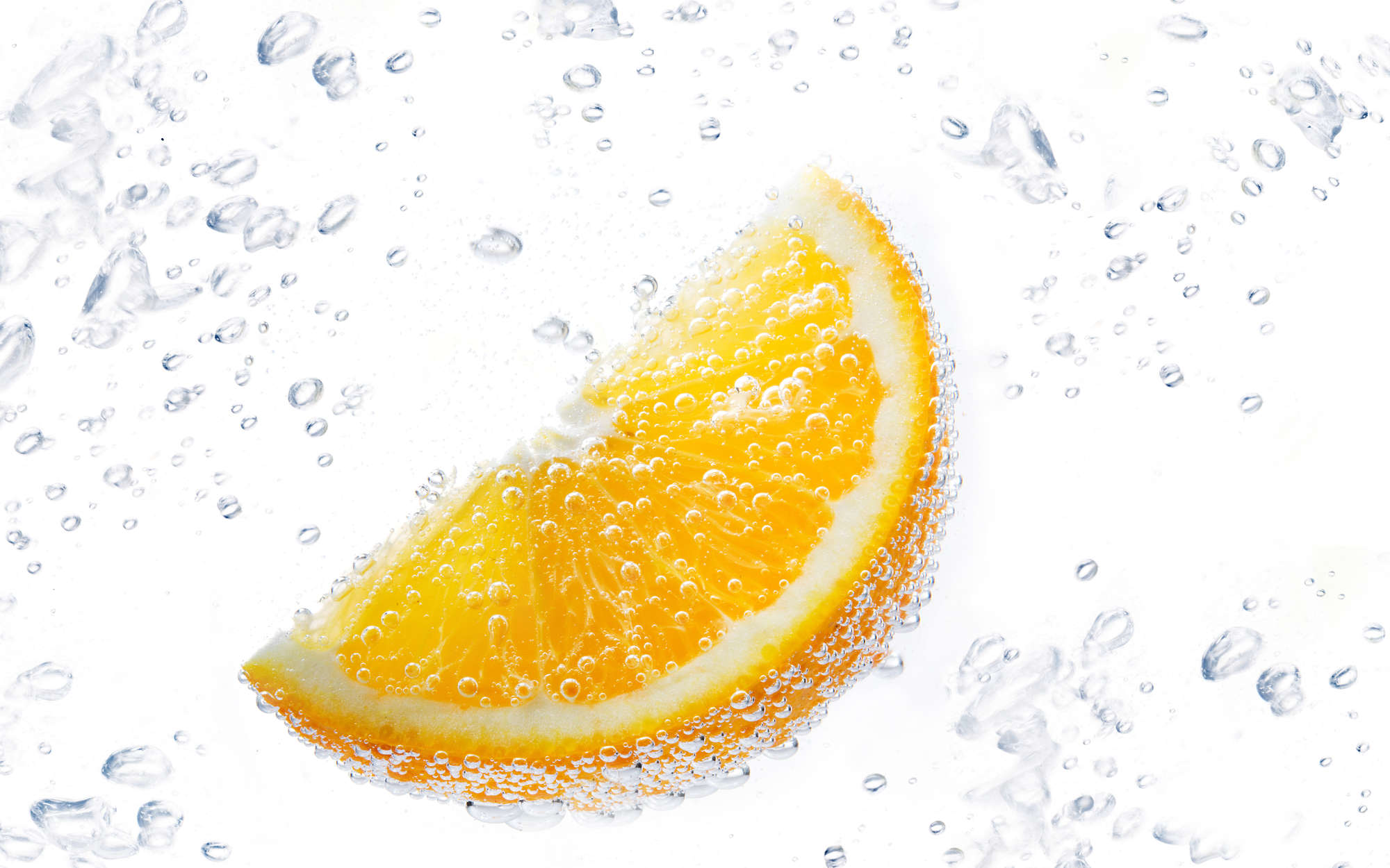             Digital behang Sinaasappel in sprankelend water - Premium glad vlies
        