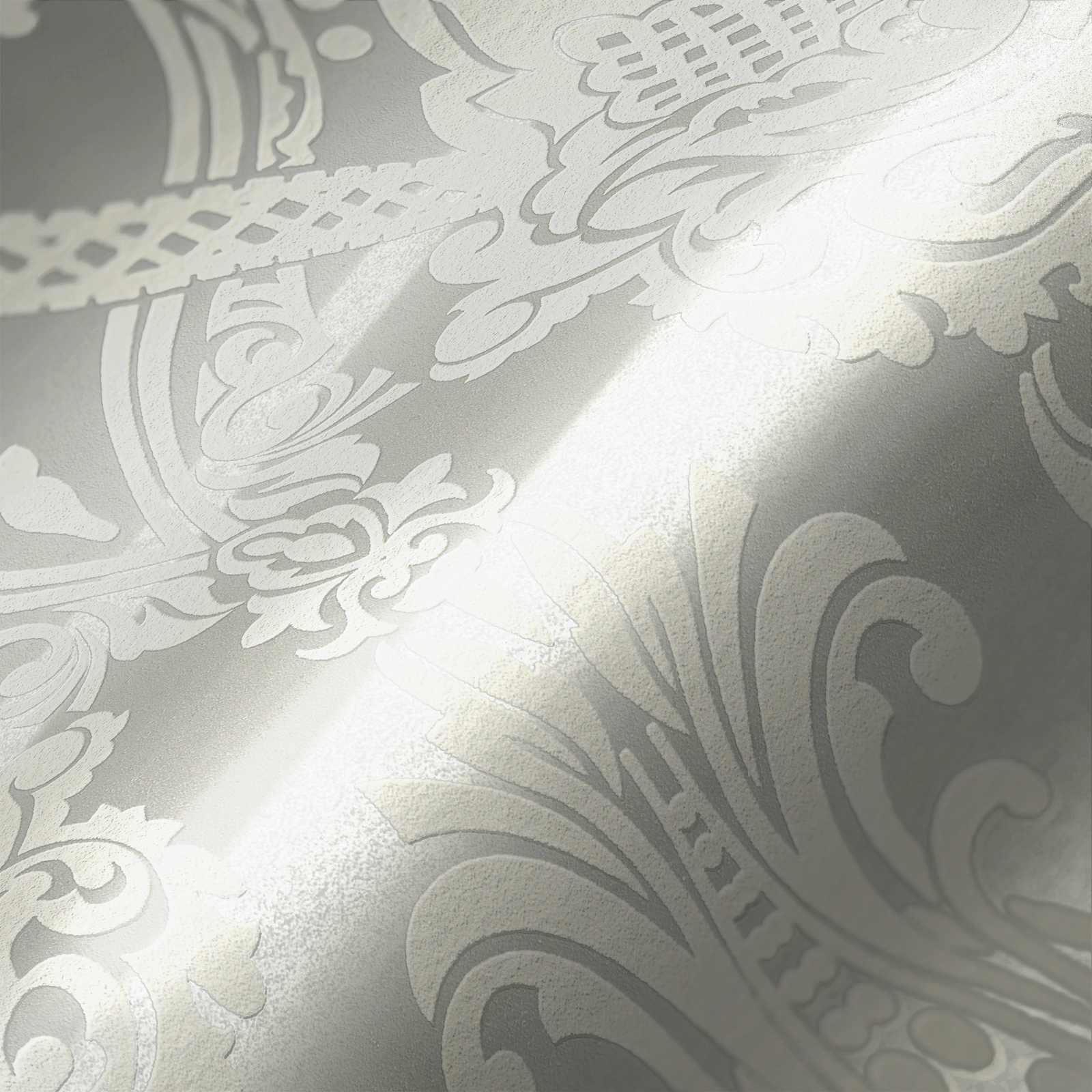             Wit behang barok design met metallic effect
        