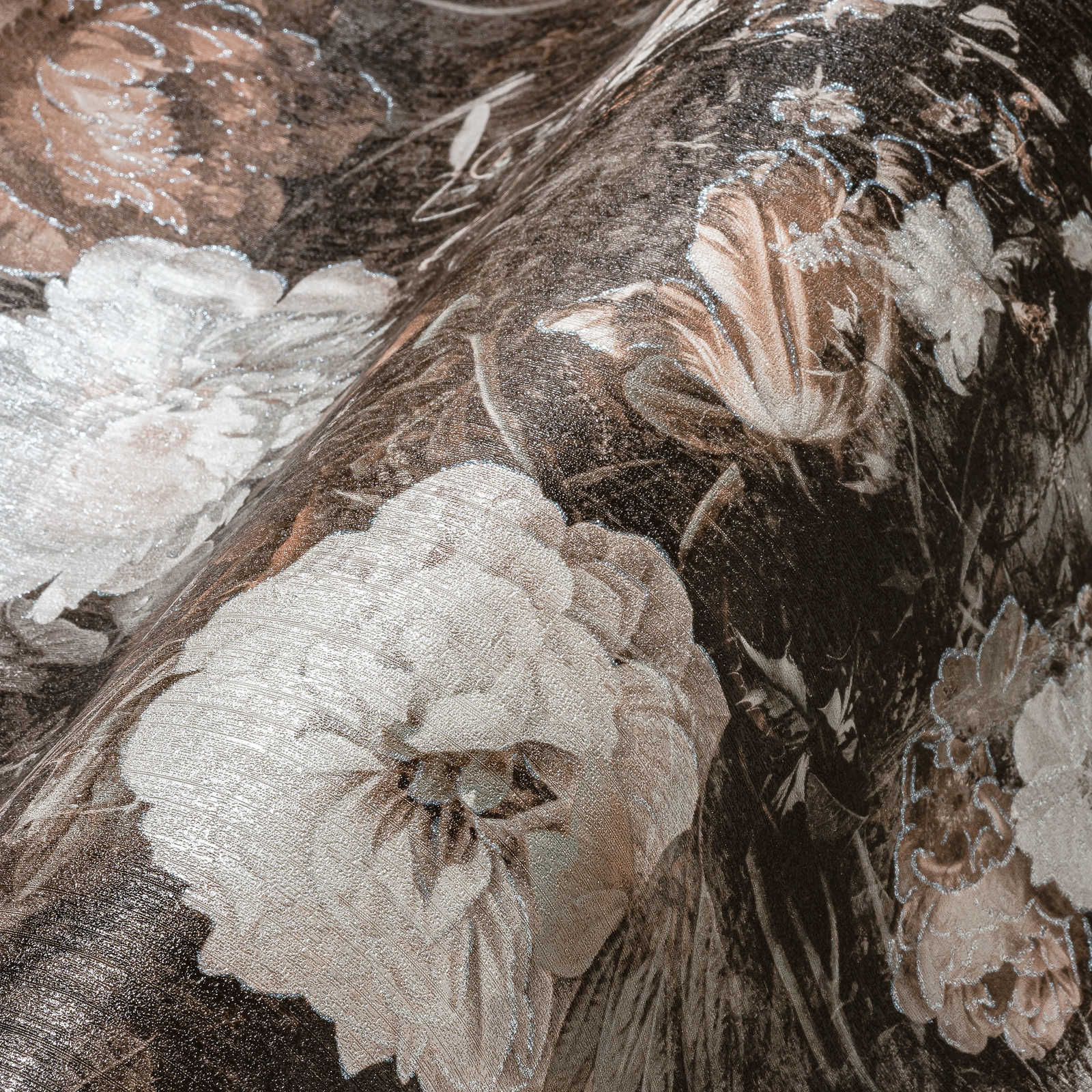             Vintage floral wallpaper classic rose pattern - cream, brown
        
