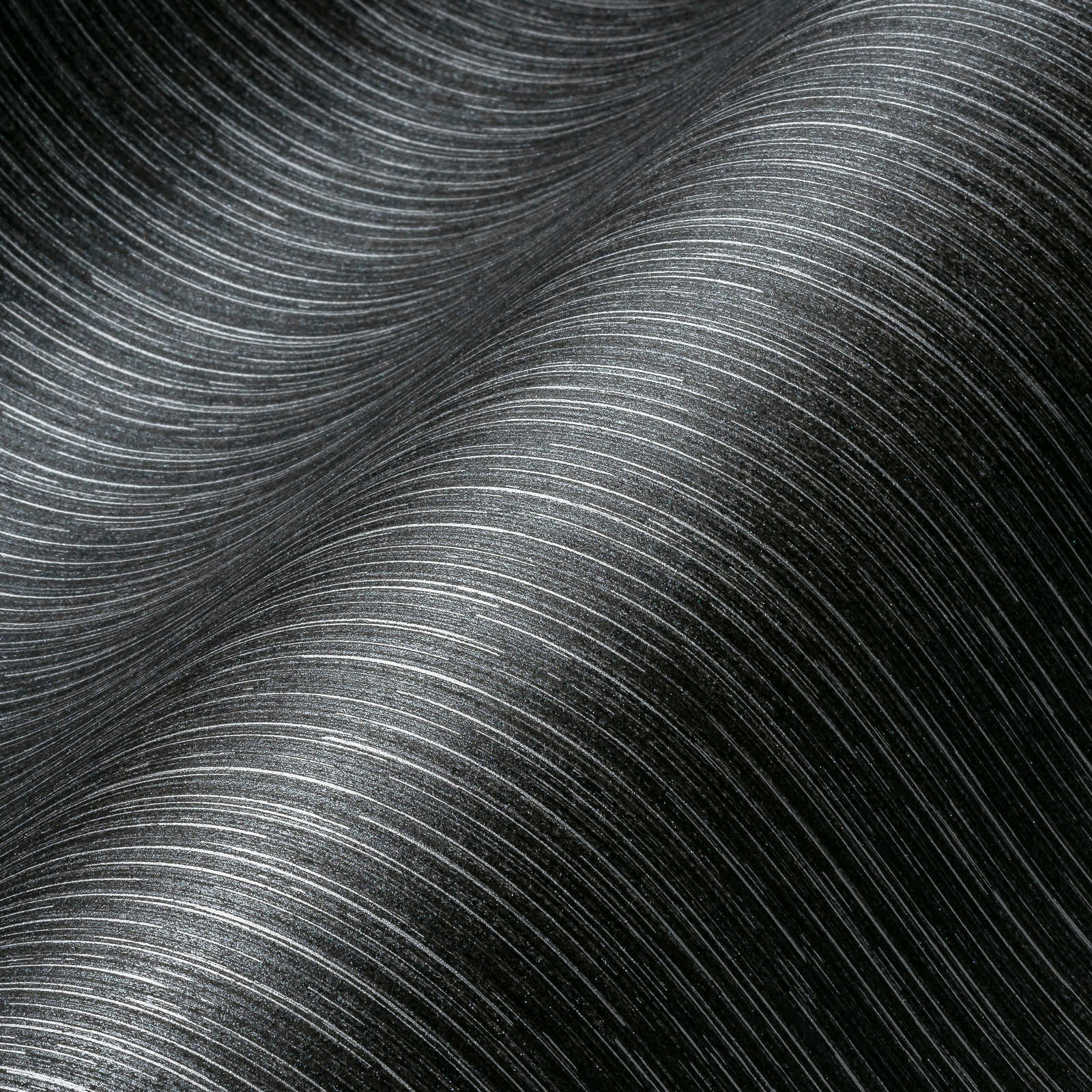             Papel pintado antracita con detalles plateados y diseño de líneas - negro, metálico
        