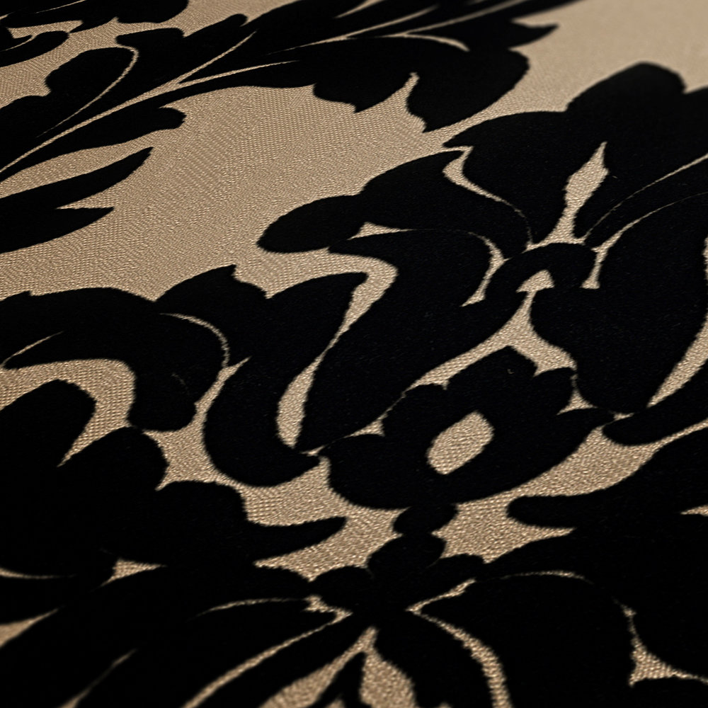             Papel pintado barroco con efecto mate-brillante y tacto textil - metálico, negro
        