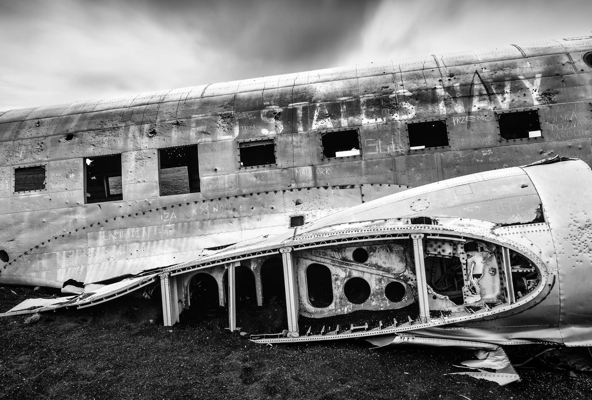             Photo wallpaper plane wreck Plainted States Navy - black and white
        