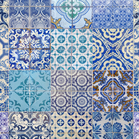 Papel pintado con diseño de mosaico azul y blanco
