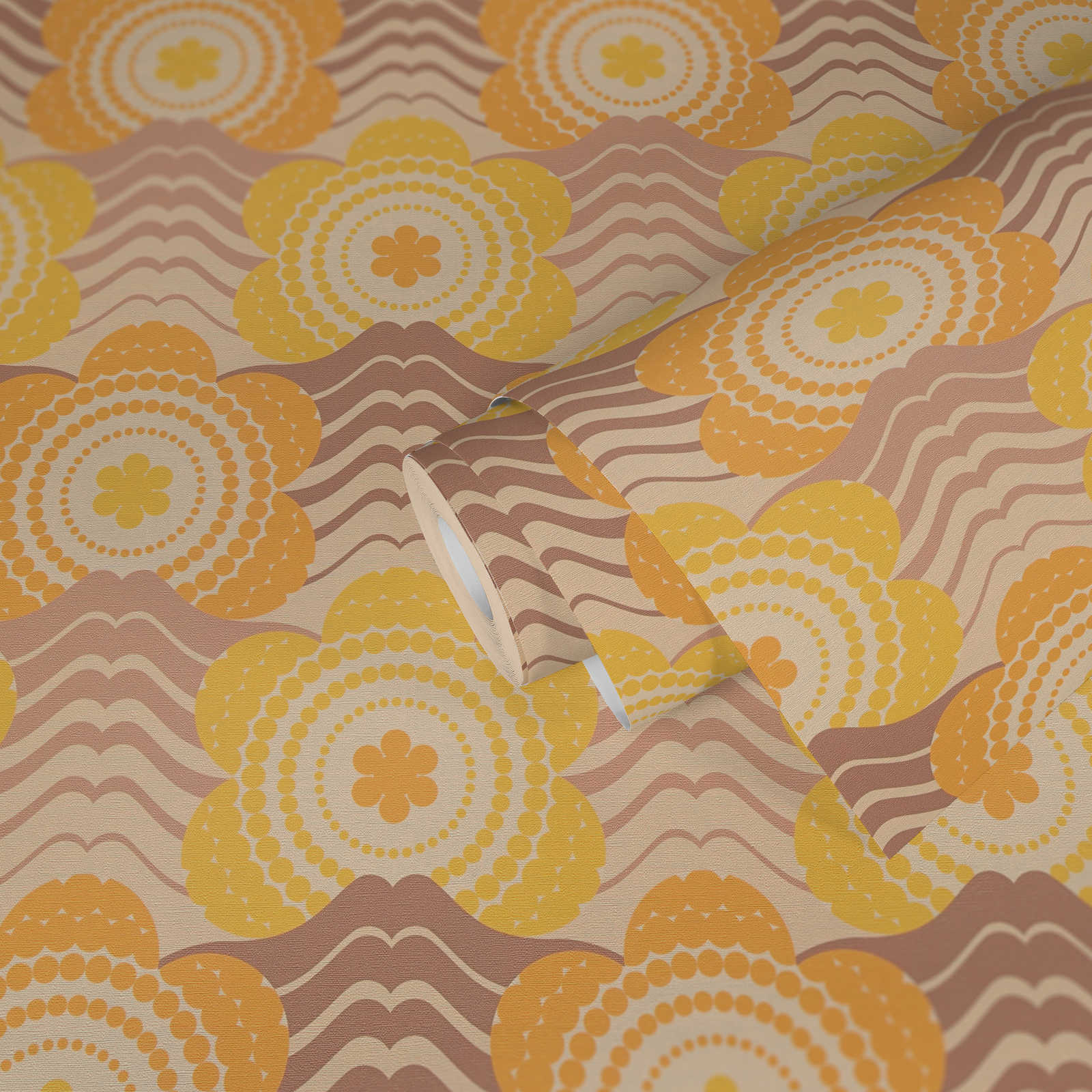            Non-woven wallpaper with floral pattern in 70s style - beige, brown, orange
        