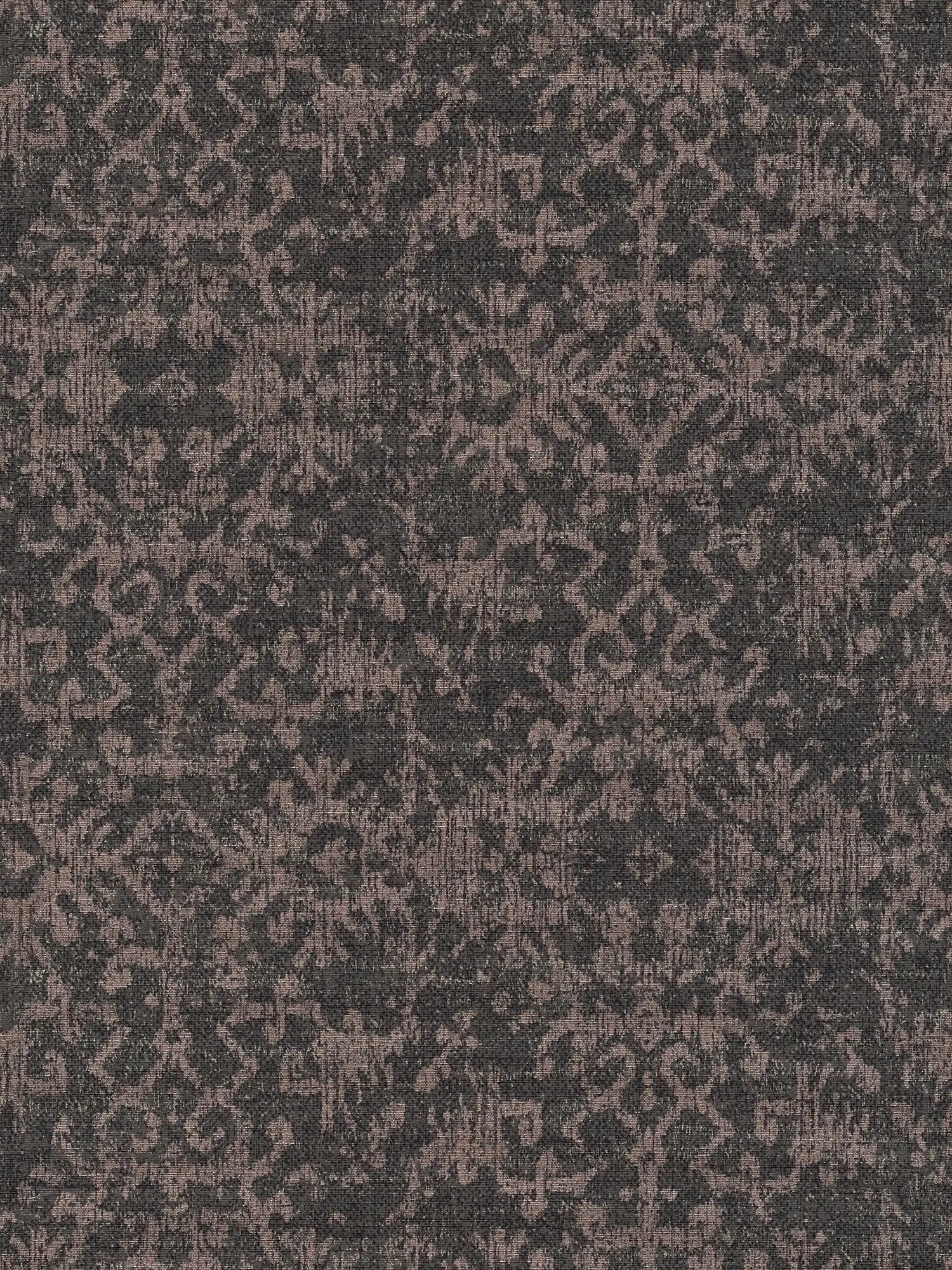 Zwart behang met textiellook en tapijtdesign
