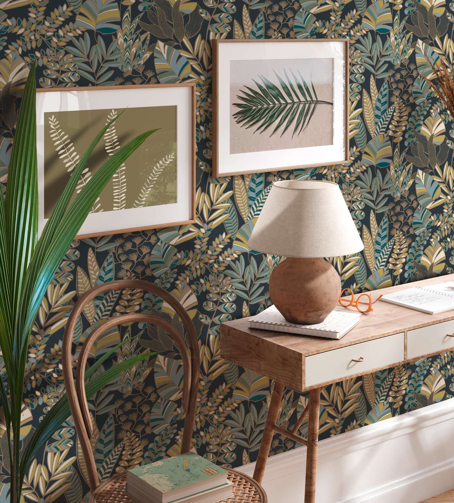             Papier peint intissé style jungle avec effet brillant - bleu, or, vert
        