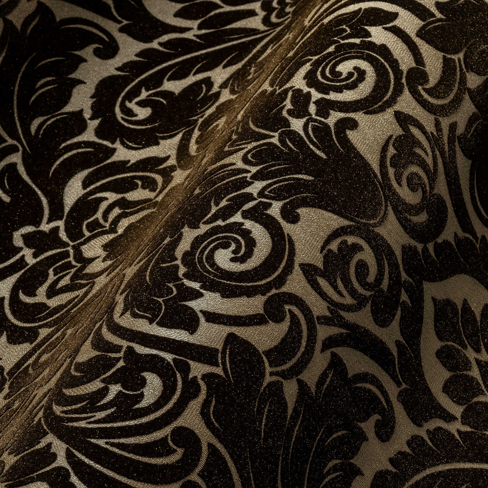             Papier peint baroque avec toucher textile & effet doré - noir
        