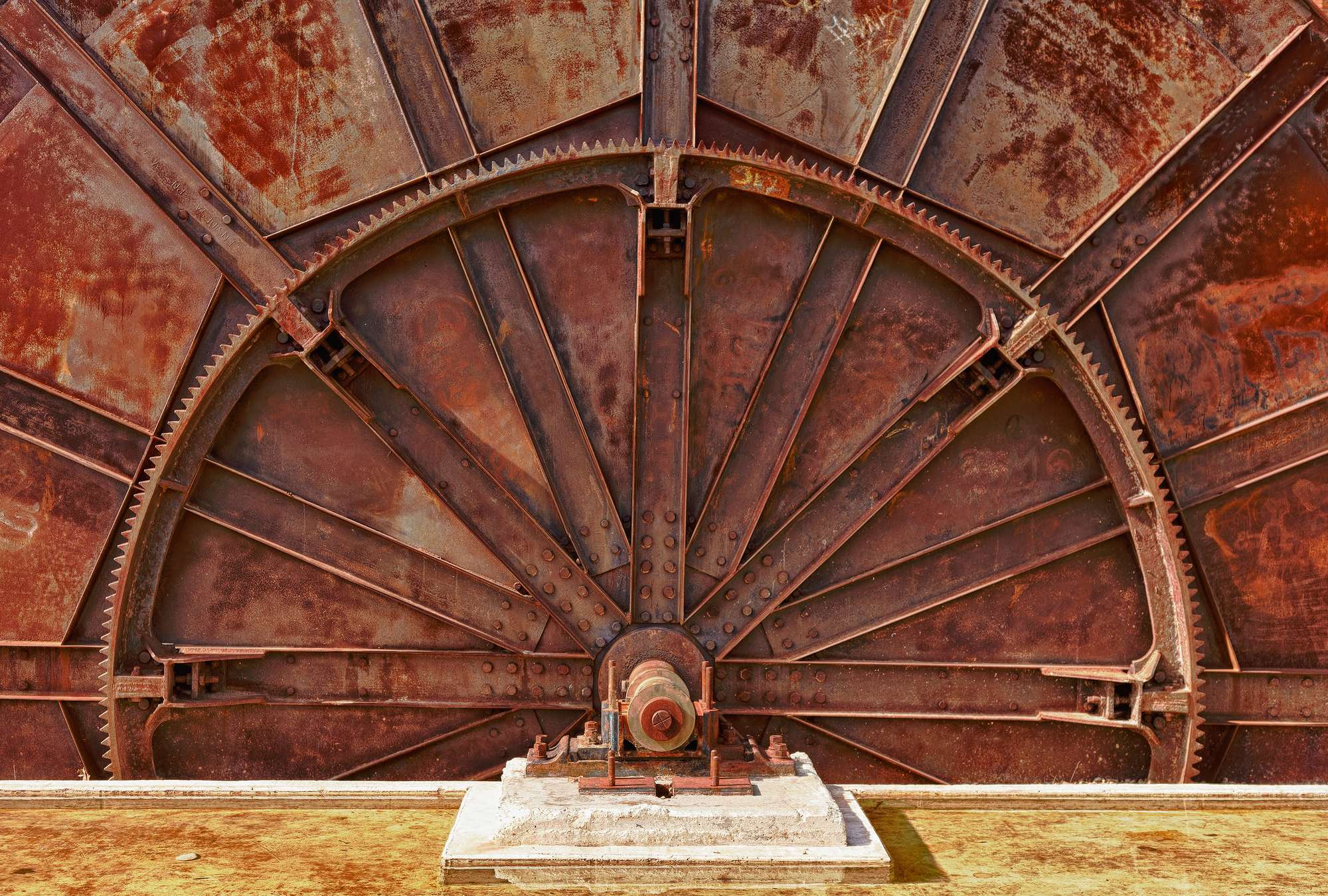             Photo wallpaper rusty iron wheel
        
