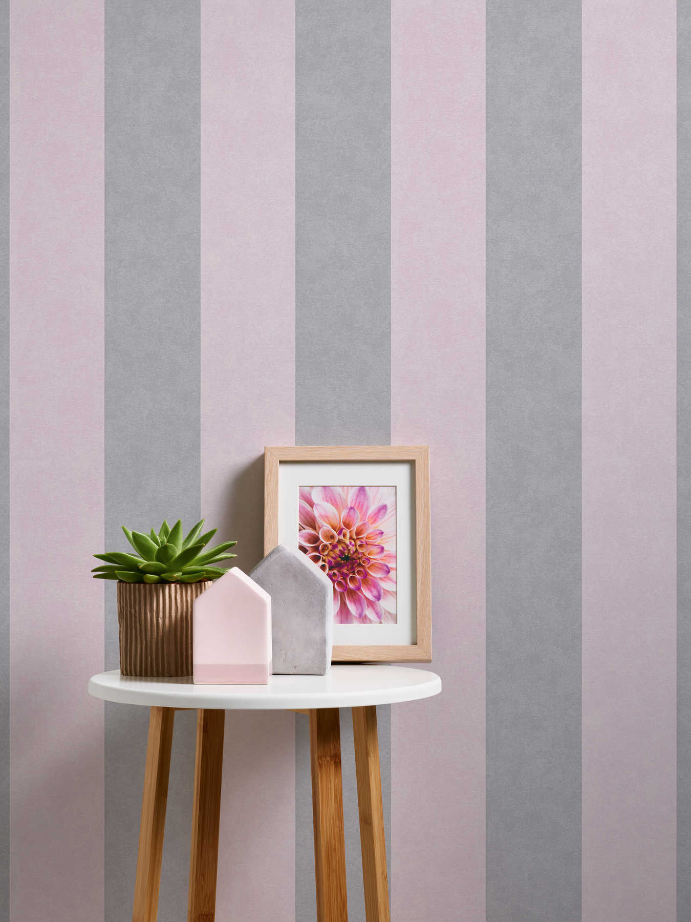             Striped wallpaper with texture pattern - grey, pink
        