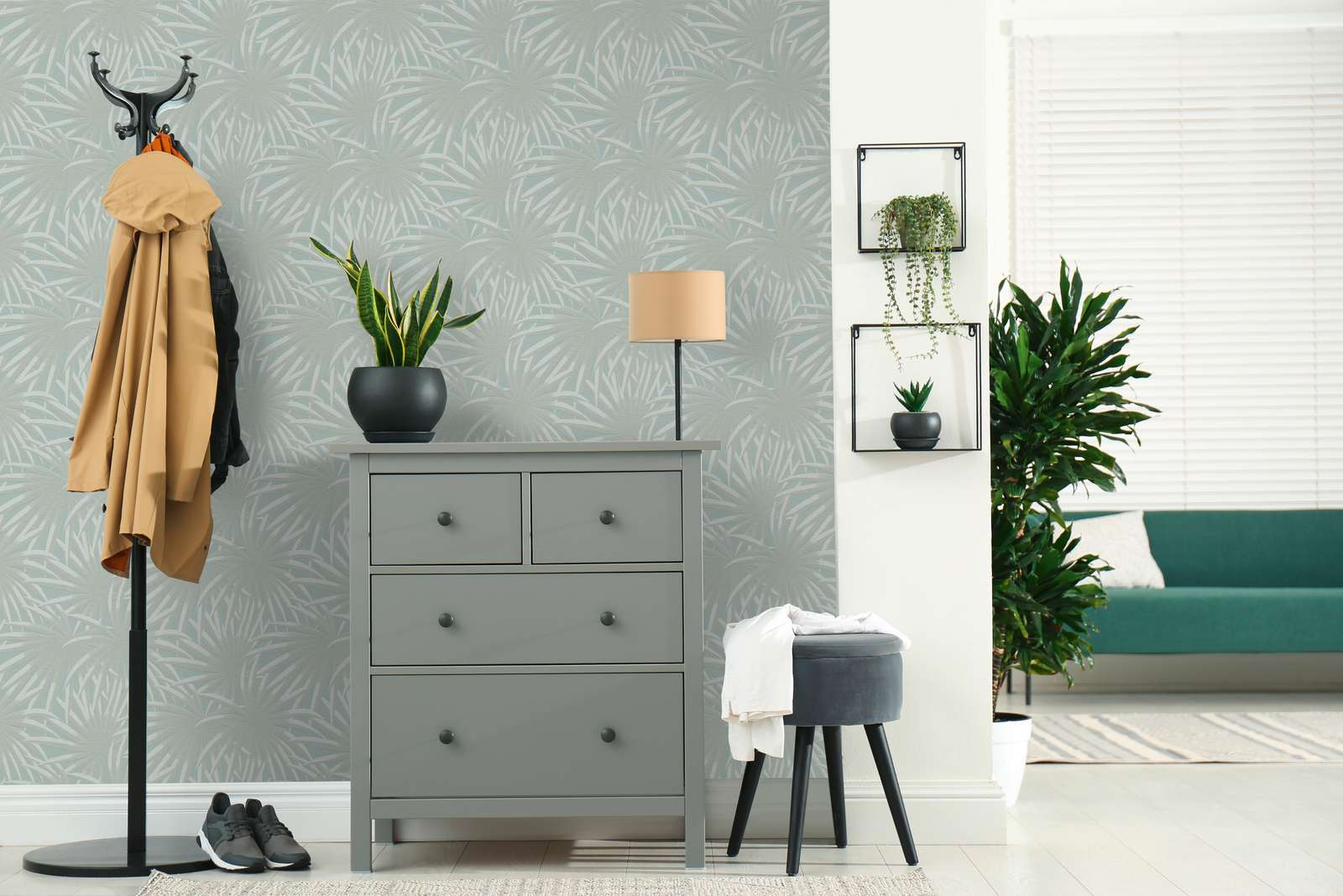             Patterned non-woven wallpaper jungle leaves - mint
        