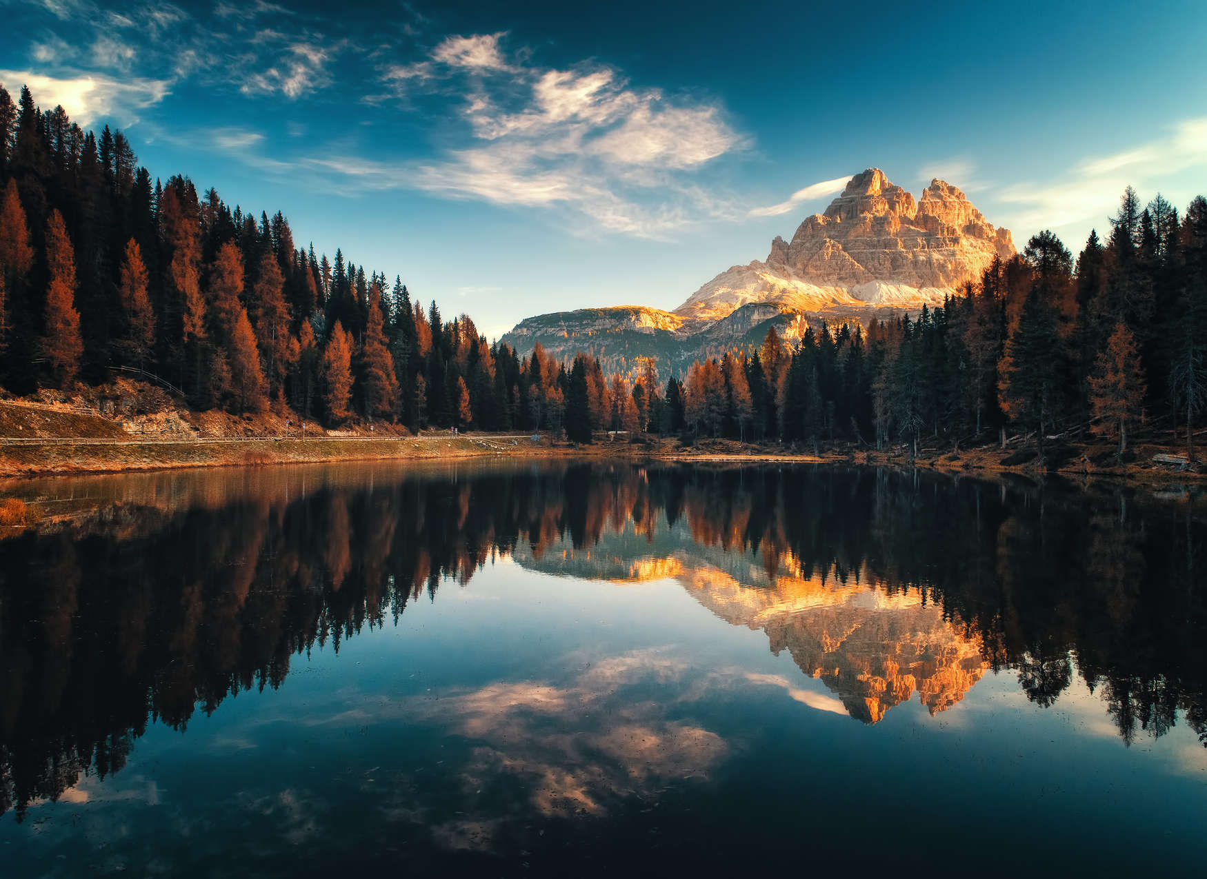             Fotomurali con paesaggio montano e lago - verde, blu, colorato
        
