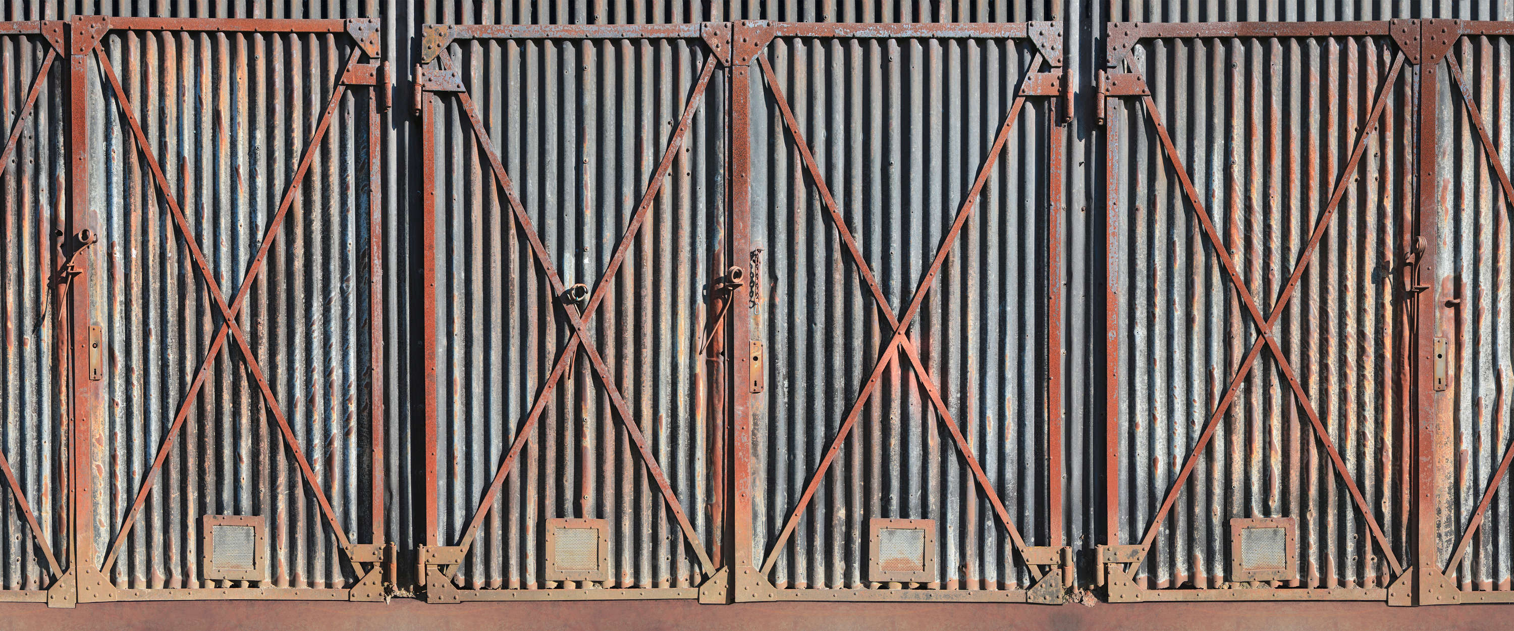             Muurschildering stalen poort roestig in industriële stijl
        