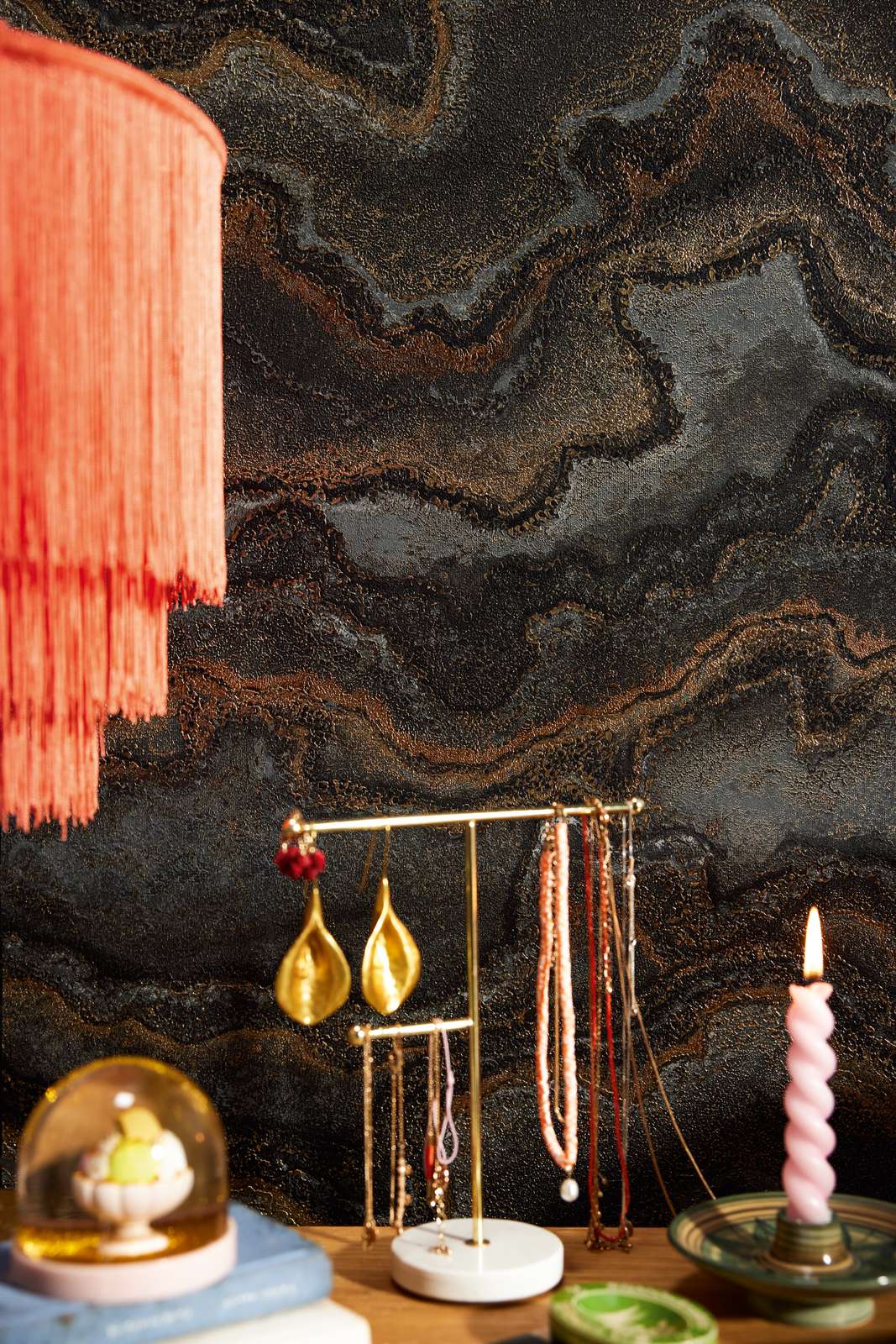             Marbled non-woven wallpaper with gold accents - black, gold
        