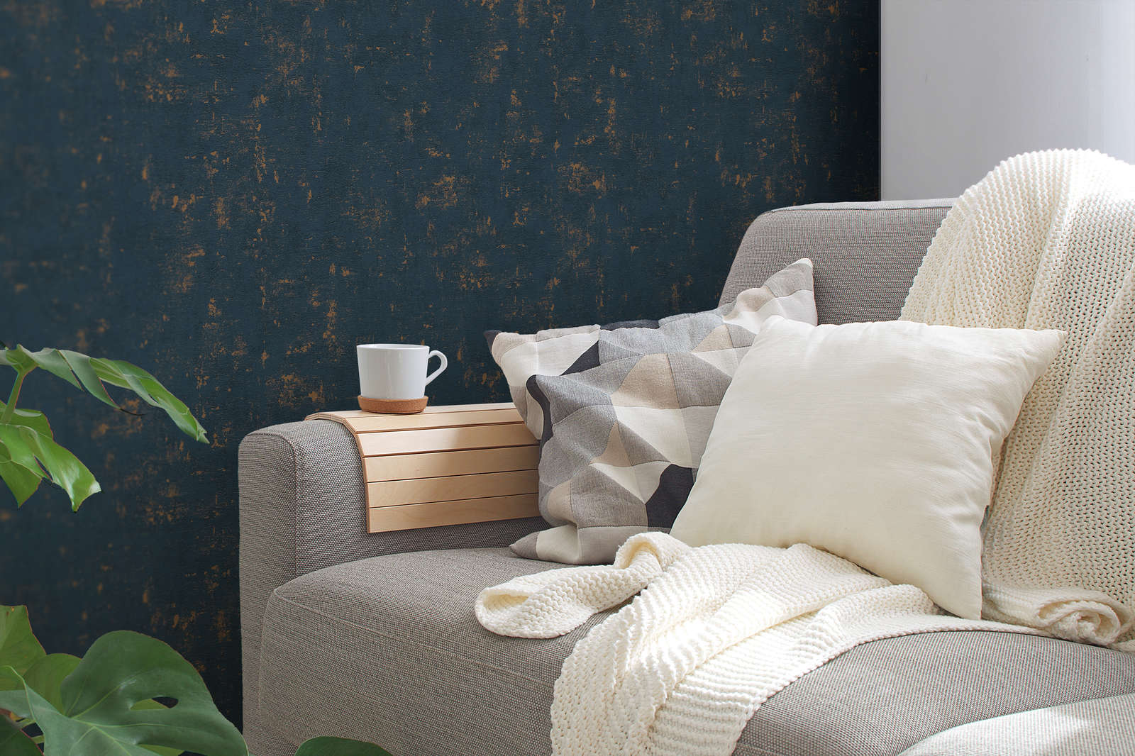             Bast pattern wallpaper with metallic effects - dark blue, gold
        
