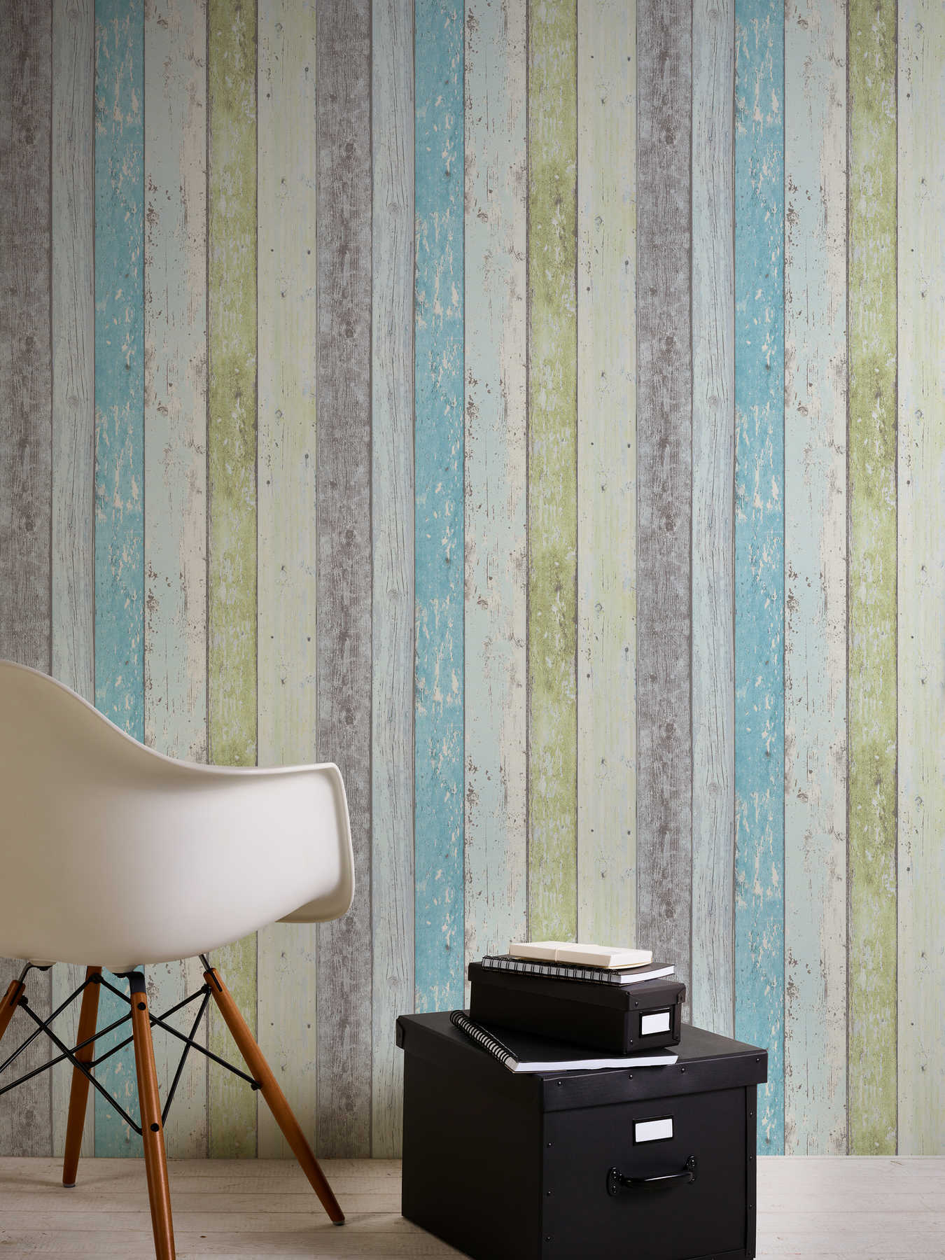             Papier peint bois avec aspect usé pour style vintage & maison de campagne - bleu, vert, blanc
        