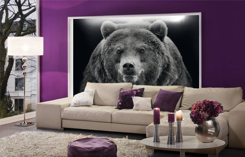            Muurschildering Sterke grizzlybeer tegen een zwarte achtergrond
        