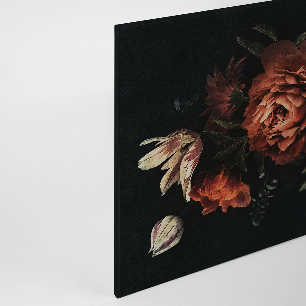             Drama queen 1 - Quadro su tela con bouquet e sfondo scuro in struttura di cartone - 0,90 m x 0,60 m
        