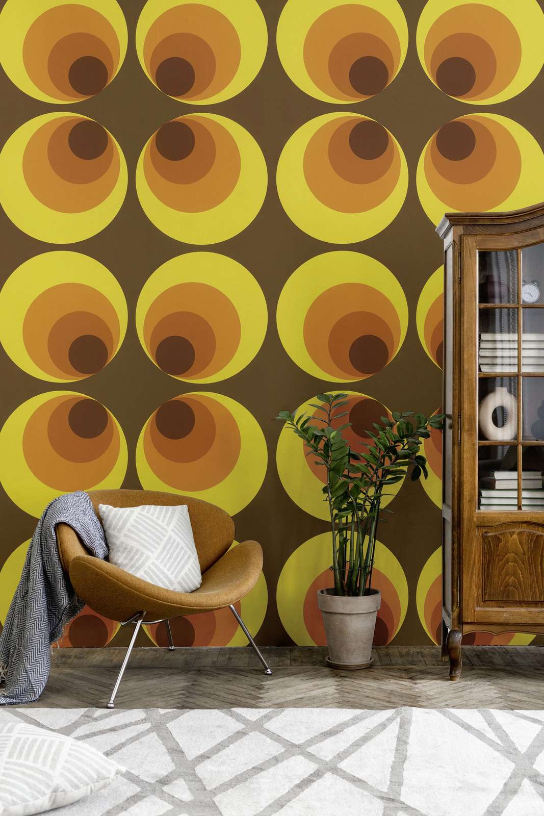             Vintage wallpaper with retro design - brown, yellow, orange
        
