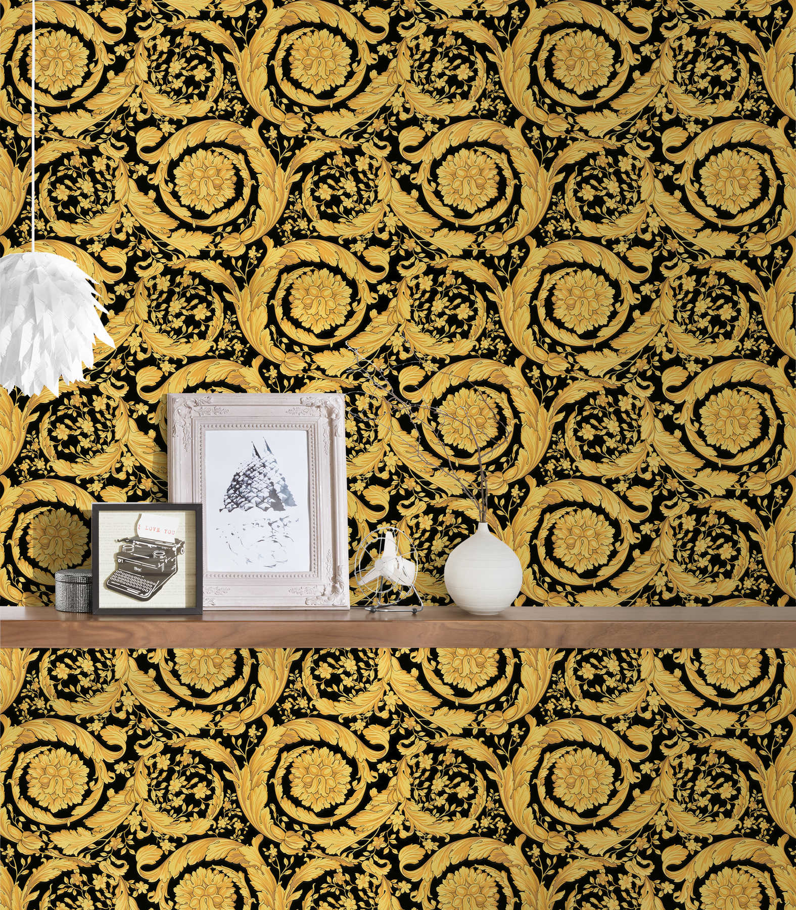             VERSACE Papier peint avec motif floral ornemental - or, noir
        