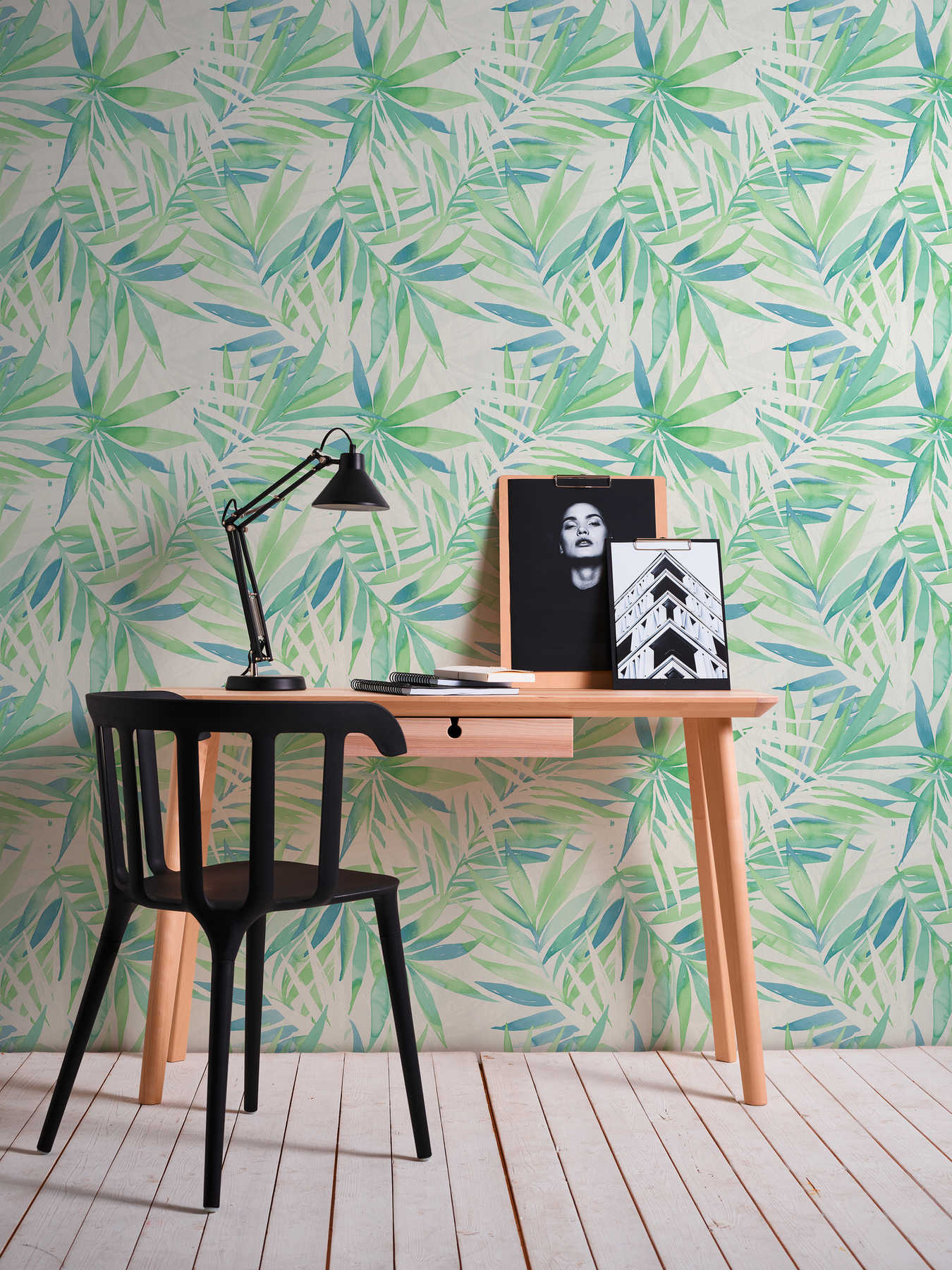             Jungle wallpaper leaf motif in watercolour style - green
        