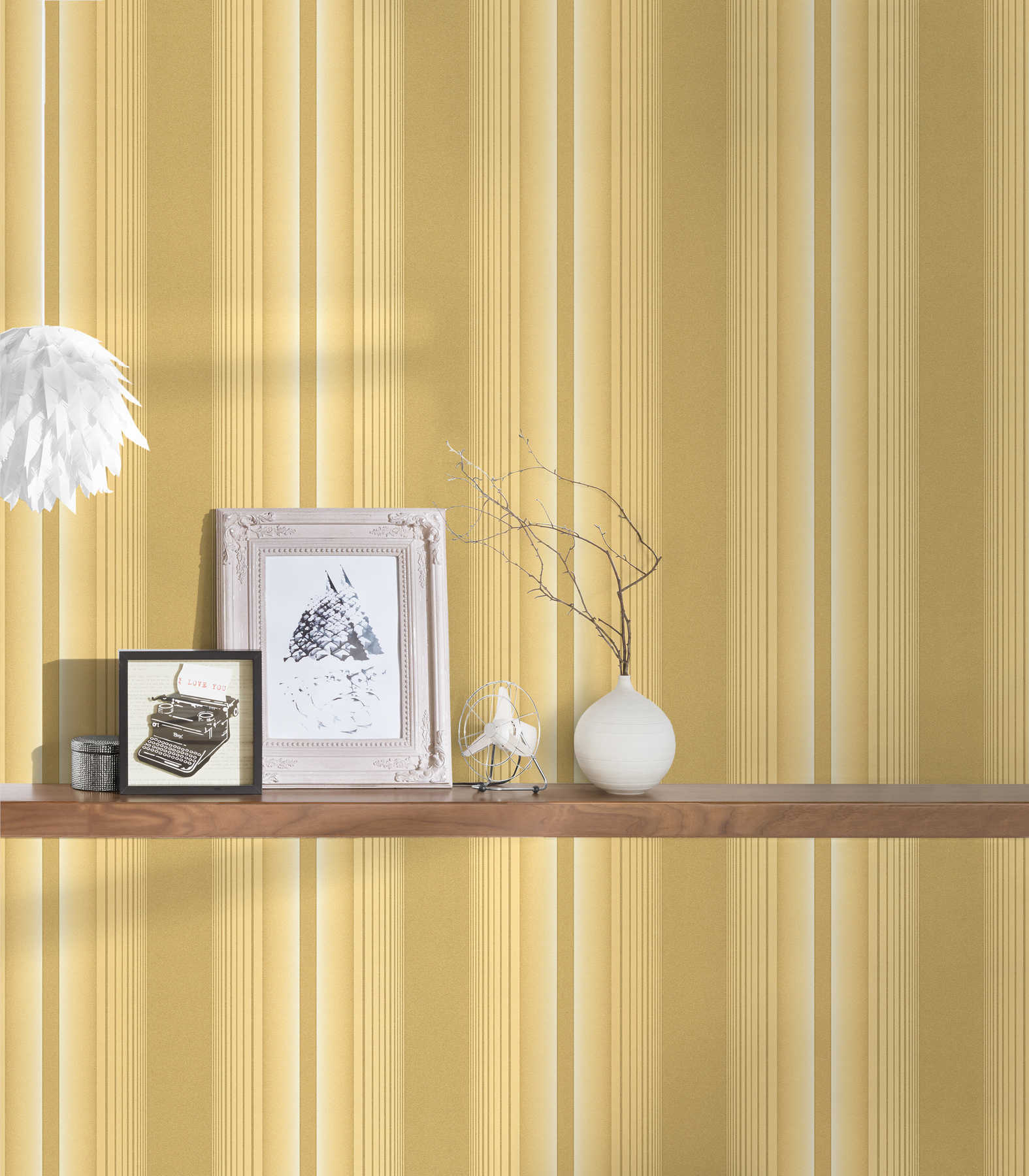             Golden wallpaper with stripe pattern, elegant & opulent
        
