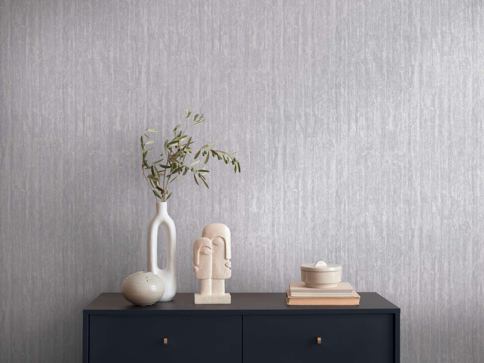             Slightly glossy wallpaper with line pattern - grey, silver, metallic
        